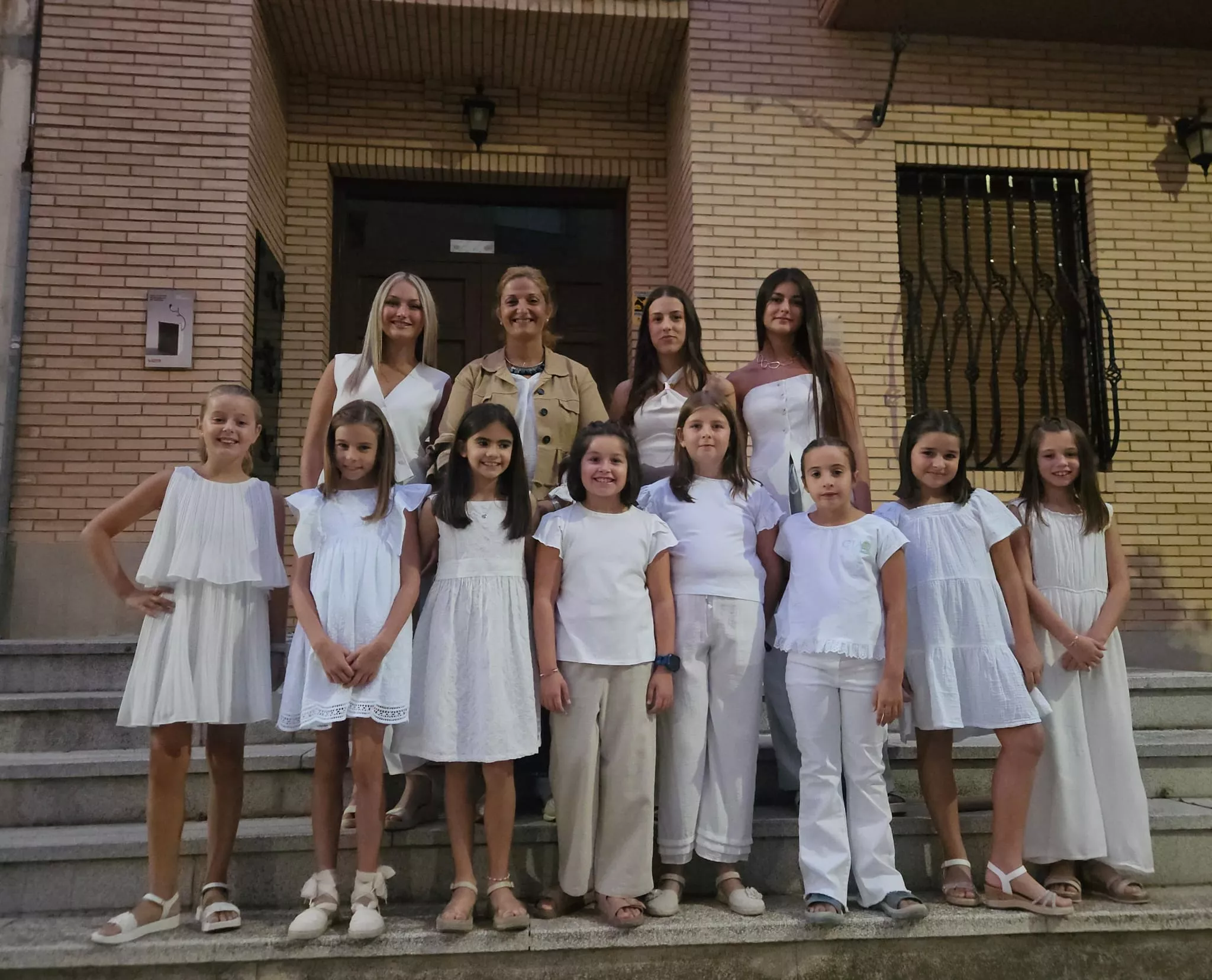 La alcaldesa de Gurrea de Gállego con las mairalesas 2025.