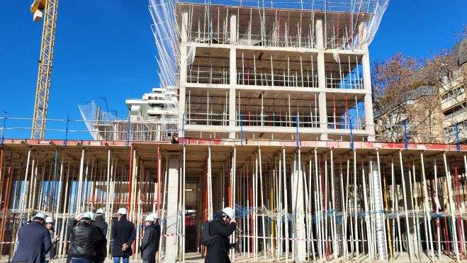 Estado actual de las obras del centro municipal, en primer plano, y la residencia de Vitalia, en la parte posterior. Estado actual de las obras del centro municipal, en primer plano, y la residencia de Vitalia, en la parte posterior.