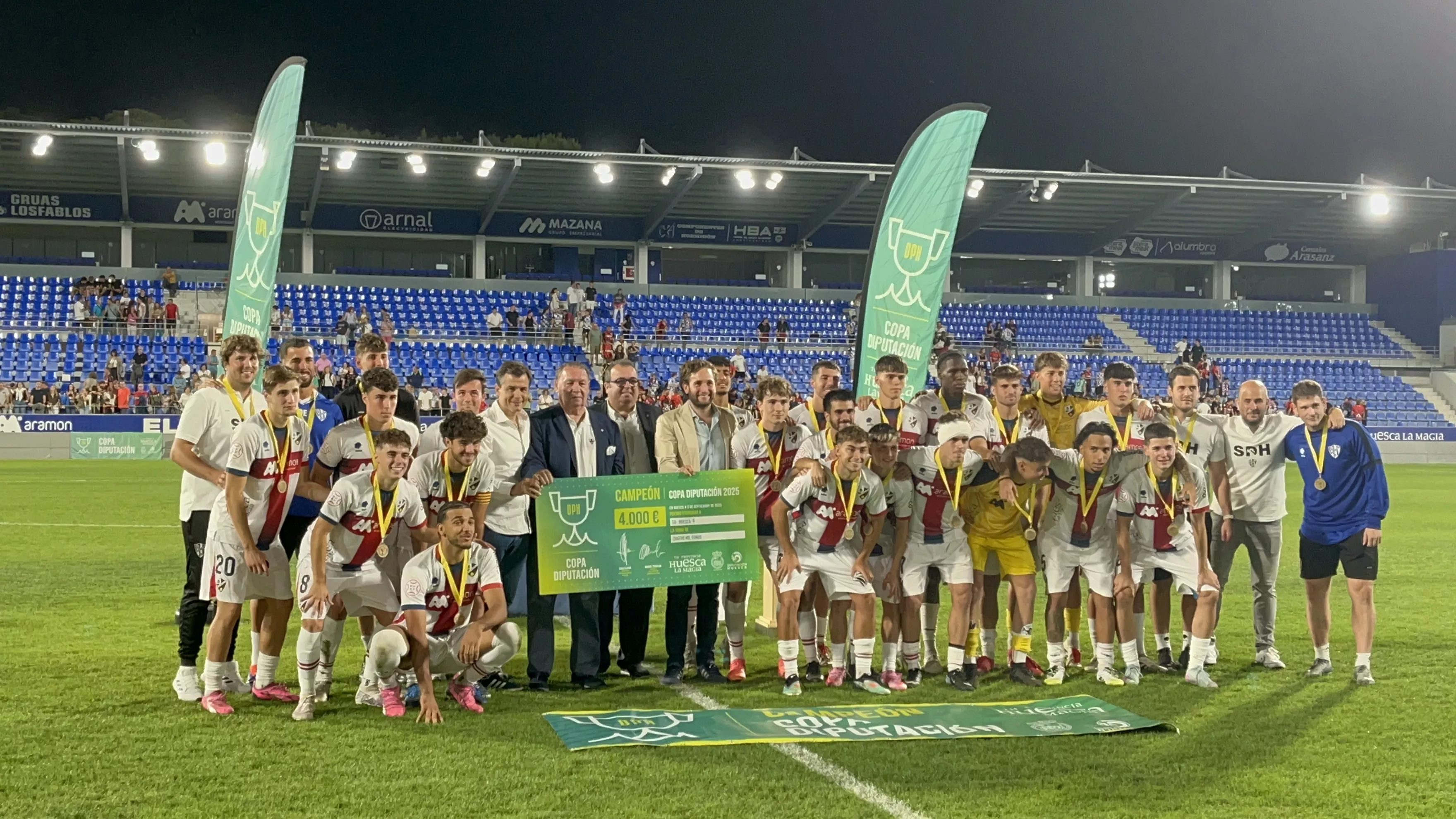 El Huesca B levanta el trofeo de campeón de la Copa Diputación. Foto: Adri Mora