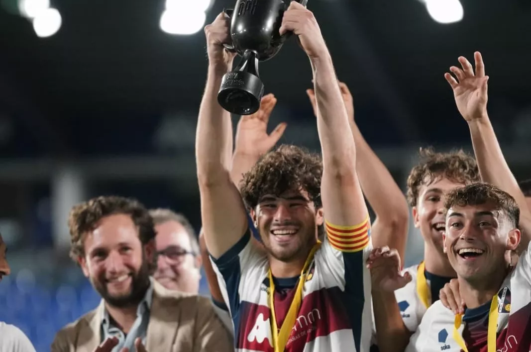 Ale Calvo, del Huesca B, levanta el trofeo de campeón de la Copa Diputación. Foto: @fotomaniafut / Dani Vidal