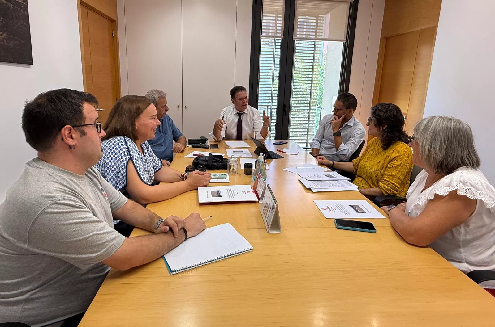 Reunión para hacer balance de la campaña de los alojamientos Clara Campoamor en Fraga