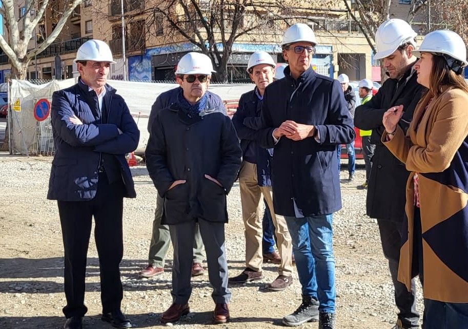 Luis Felipe, segundo por la izquierda, durante su visita este viernes a las obras de Vitalia en Huesca.
