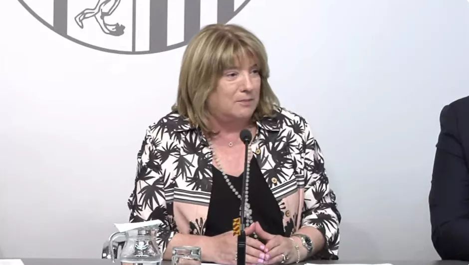 La consejera de Educación, Tomasa Hernández,Comienza el curso con menos alumnos, regulación de dispositivos digitales y el anuncio de mejoras para el profesorado