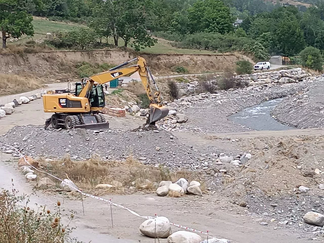 Obras dentro del cauce del Ésera en Benasque. Obras dentro del cauce del Ésera en Benasque.