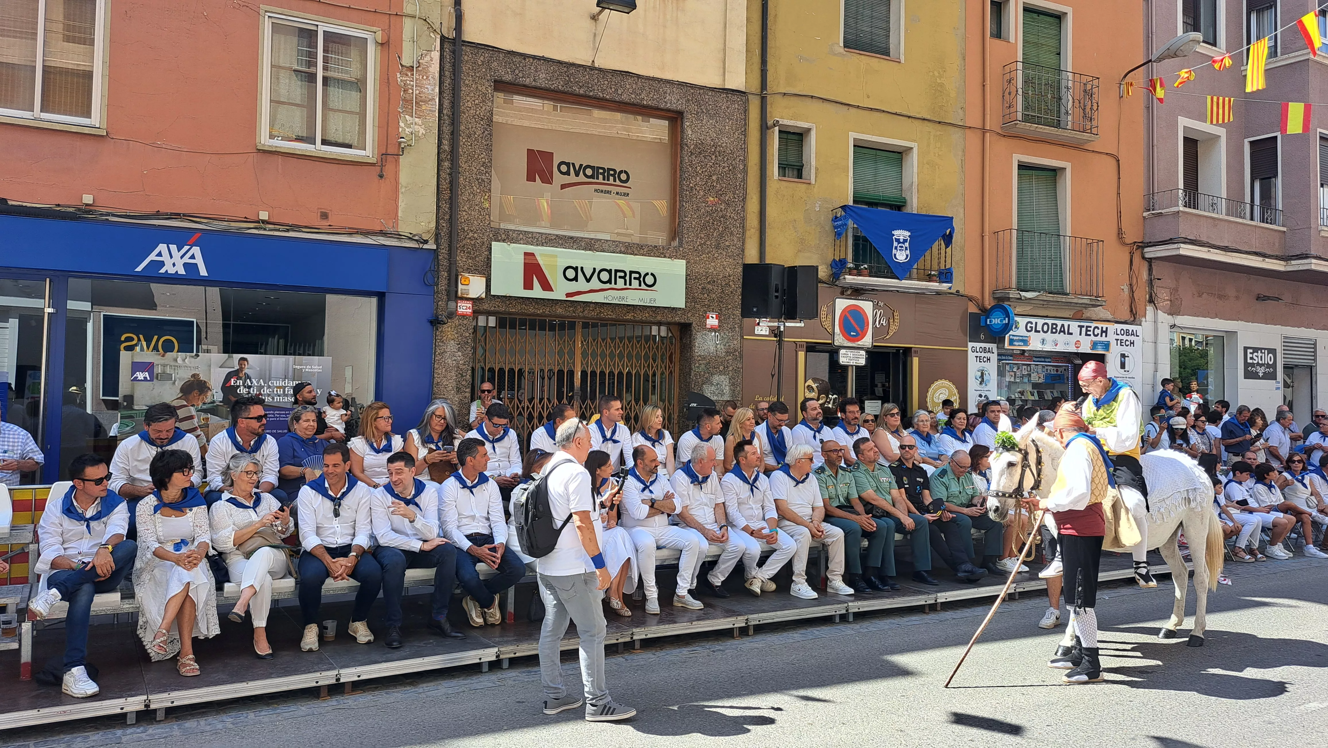 El pregonero baturro, entre barbastrenses y autoridades.
