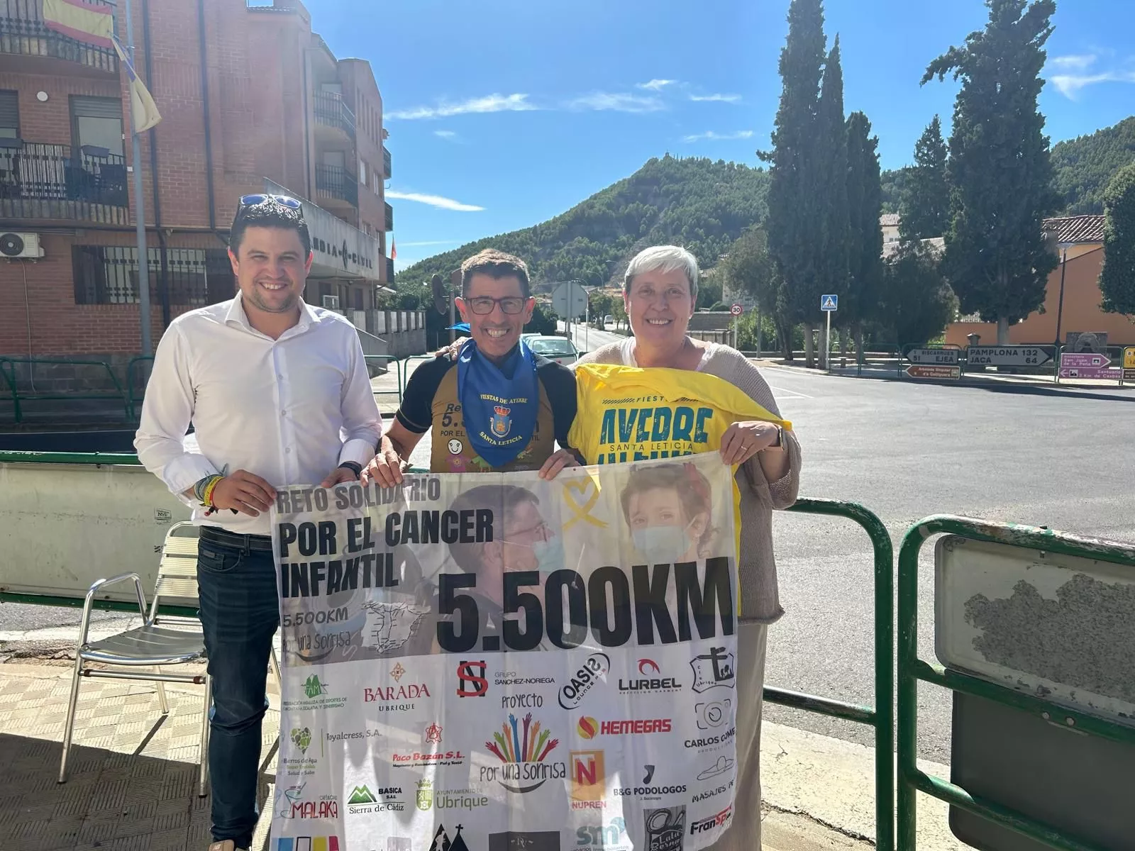 José Antonio Nieto Peña, entre Antonio Biescas y Marisa Latorre, en Ayerbe.