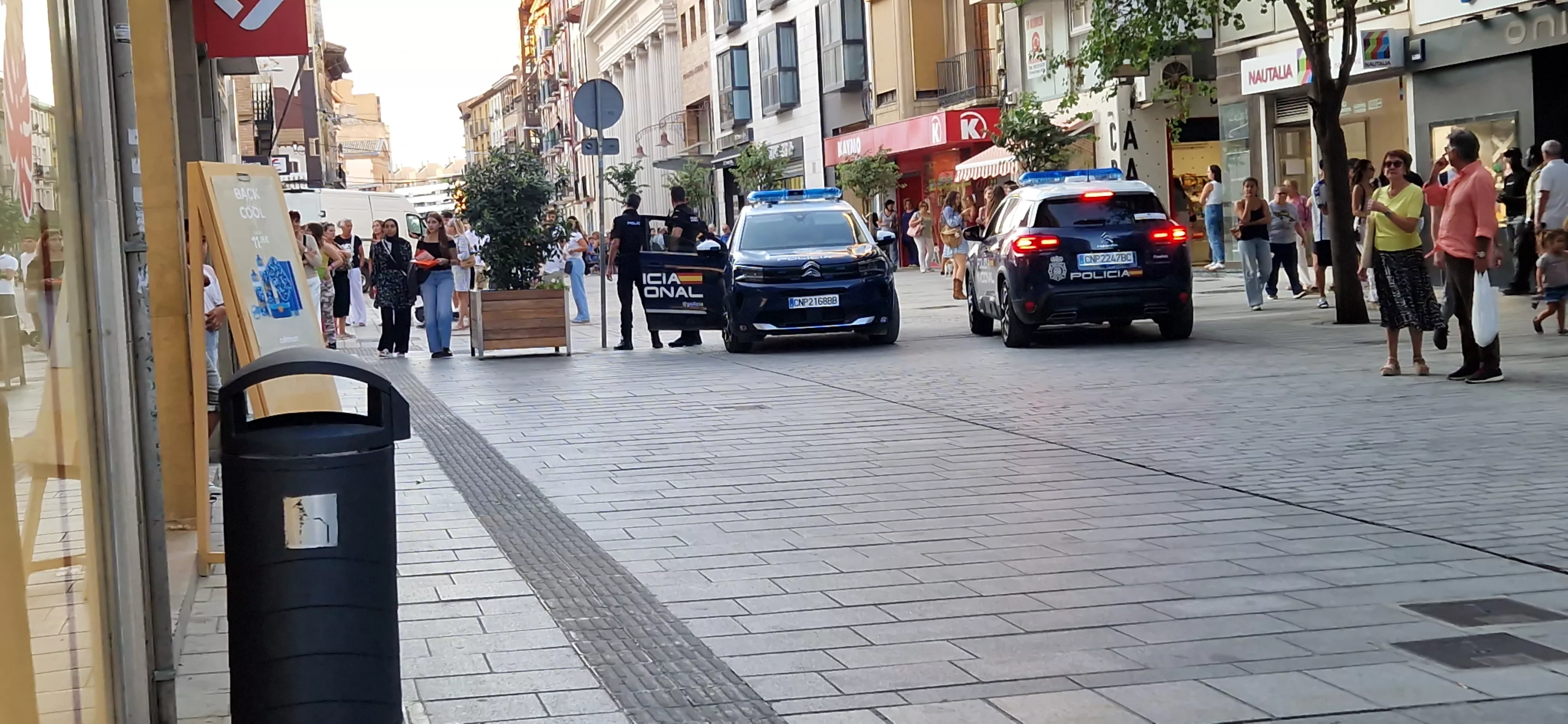 Momento de la detención, en el Coso Alto de Huesca. Foto Myriam Martínez Momento de la detención, en el Coso Alto de Huesca. Foto Myriam Martínez
