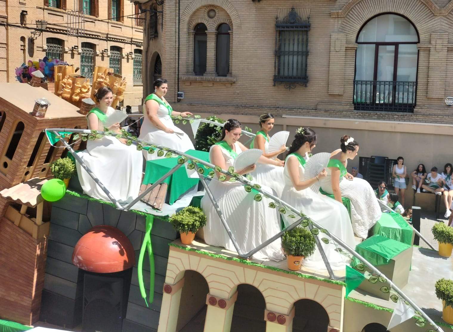   La cabalgata a su paso por el Coso Alto.