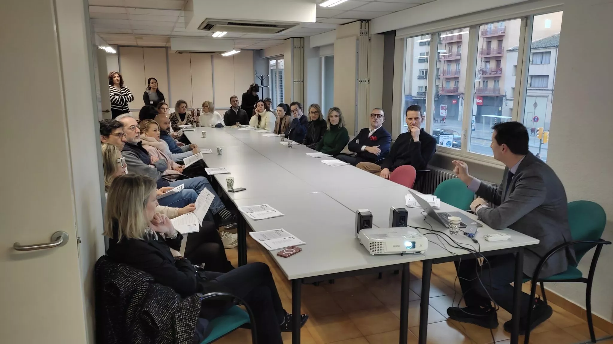  LSystem.es, empresa oscense que se expande a Valencia, Galicia y Andalucía. En la imagen, anfitriona del Café del Comercio