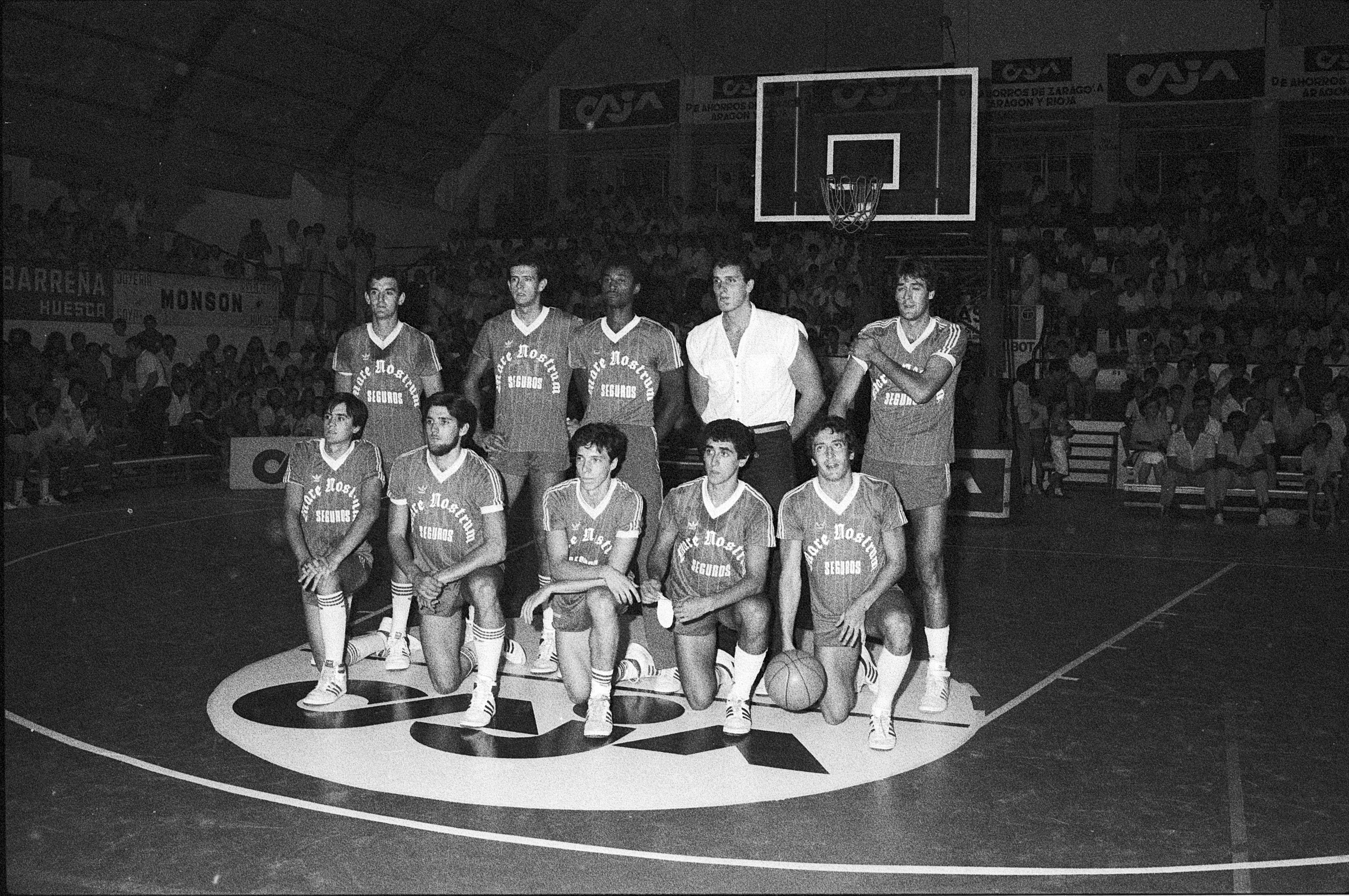 Primer partido del Peñas con el nombre de Huesca la Magia hace 40 años. Foto Víctor Ibáñez