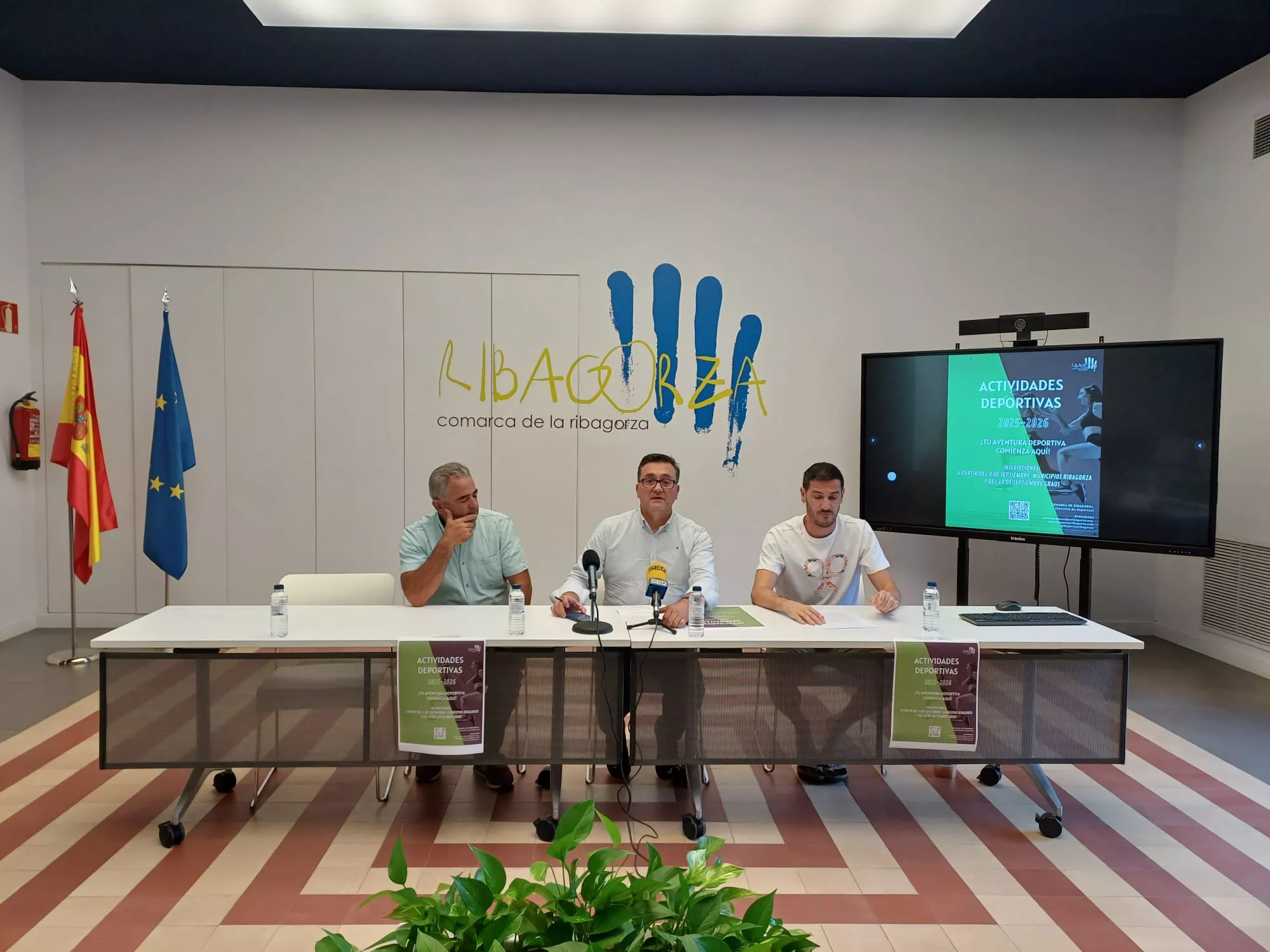 Roque Vicente (centro), presidente de la Comarca, Manuel Santos (iquierda), consejero de deportes, y Marcos Salamero (derecha), jefe de la unidad de Deportes, en la presentación de las actividades.