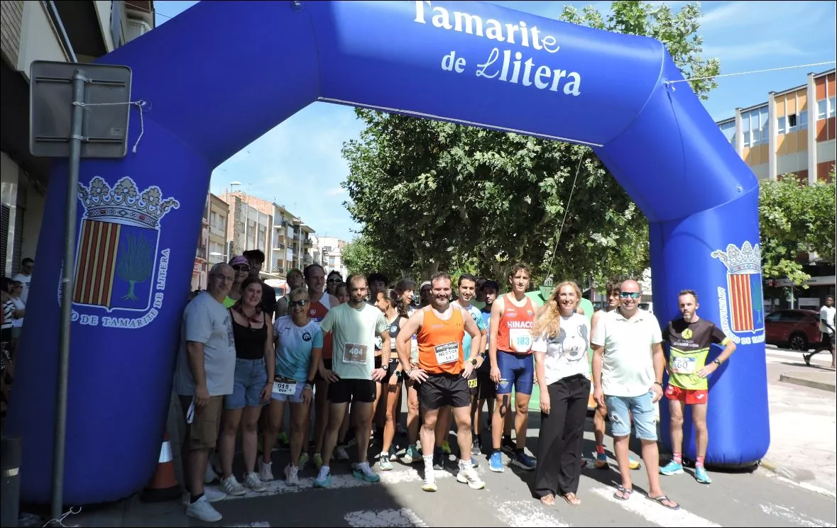 Tamarite 2025. Participantes de la prueba absoluta con las autoridades