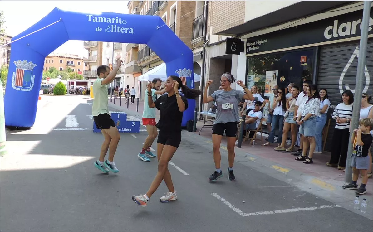 Tamarite 2025. Vencedores locales y absolutos bailando la jota de los pollos
