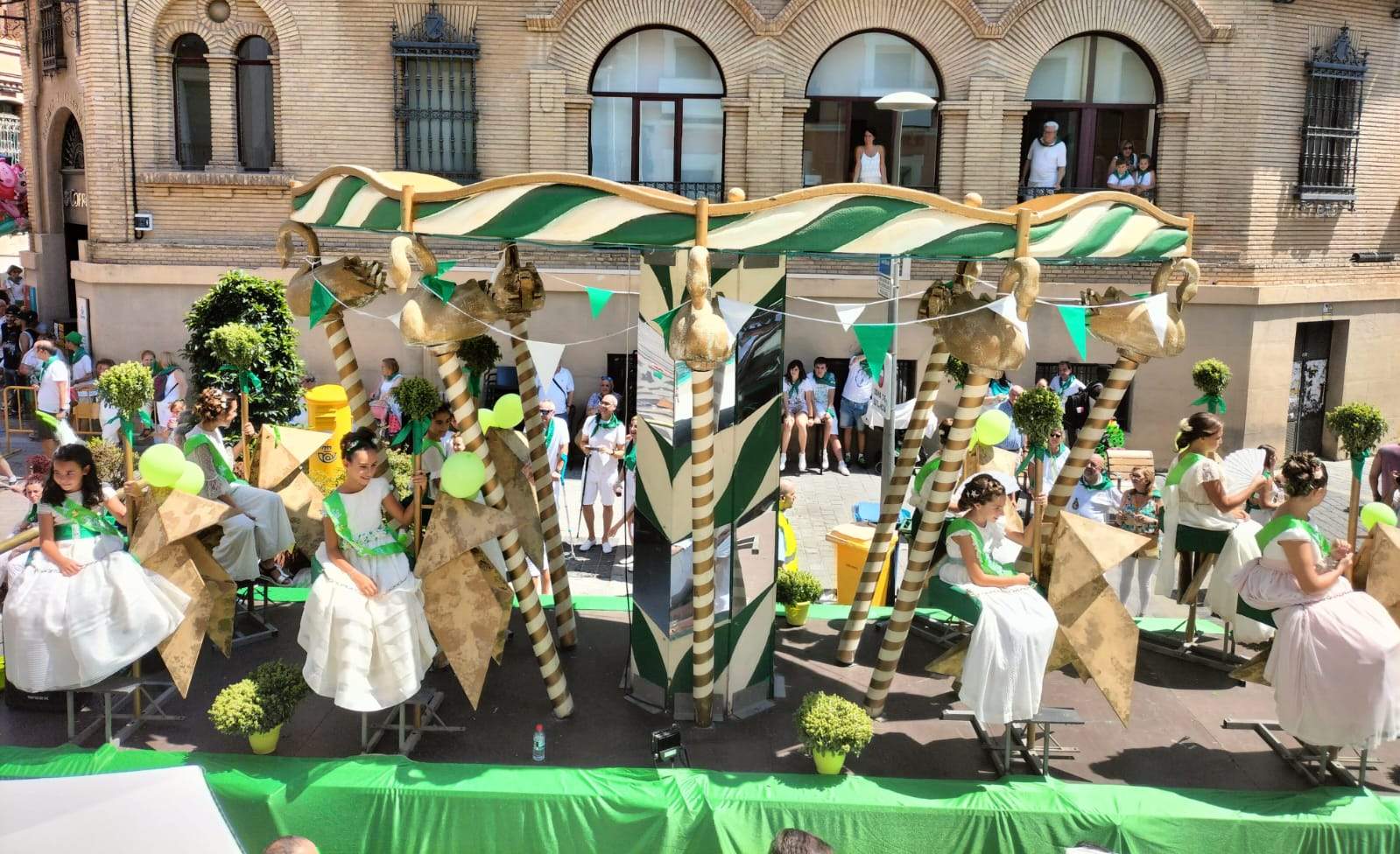   La cabalgata a su paso por el Coso Alto.