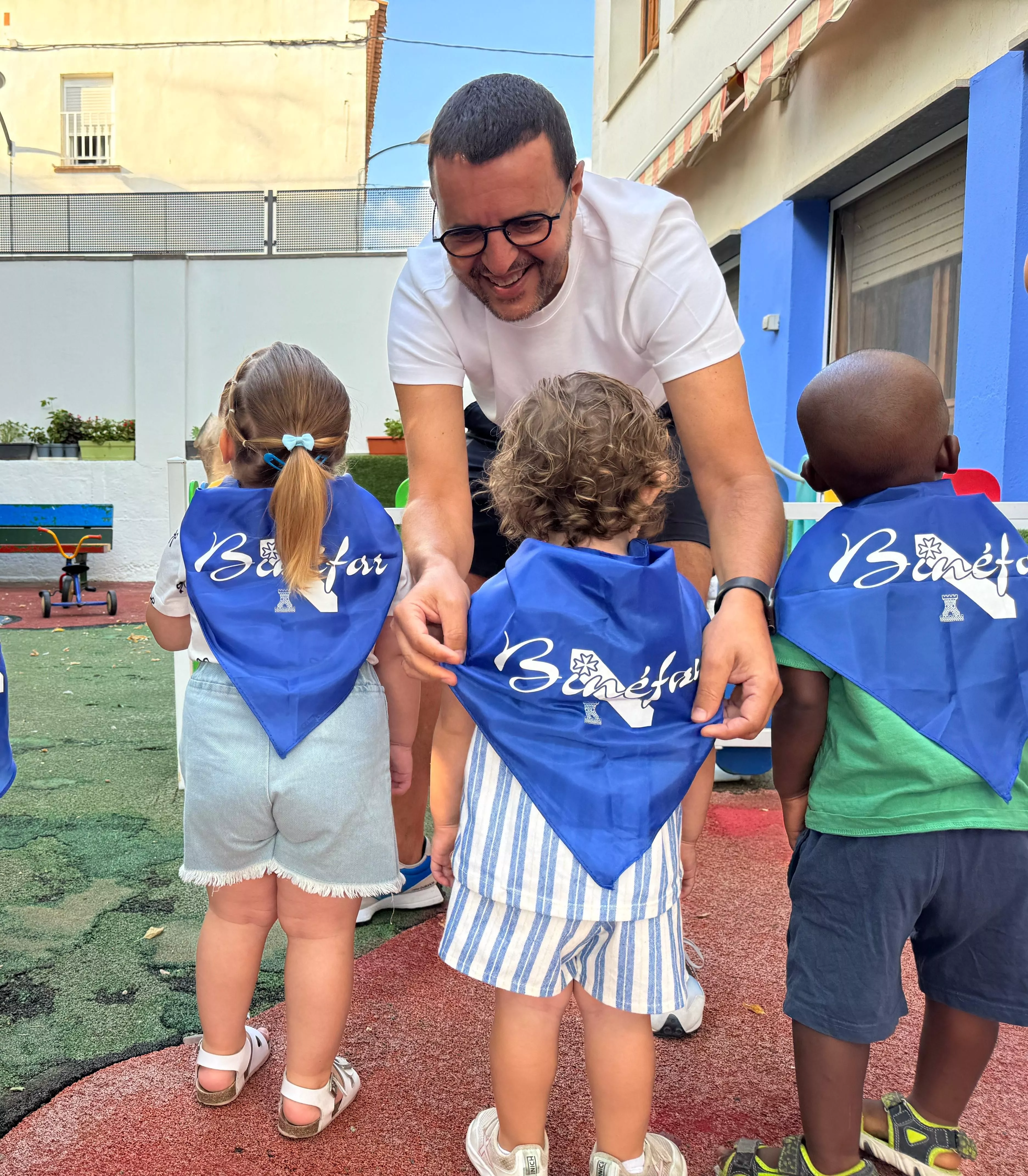 César Pardos con escolares a los que ha entregado las pañoletas