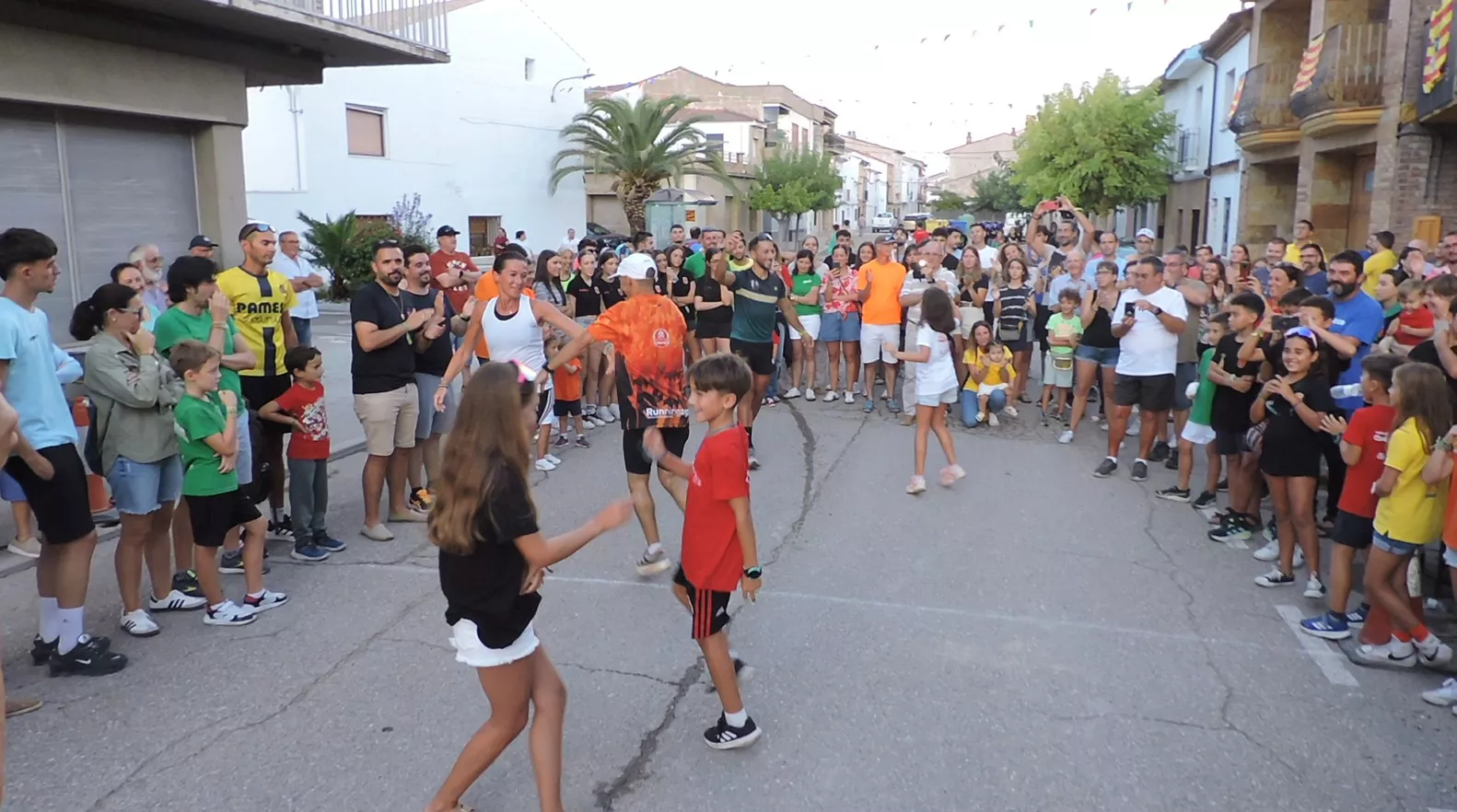 Bujaraloz 2025. Vencedores de la prueba absoluta, local y de la prima infantil bailando la jota de los pollos