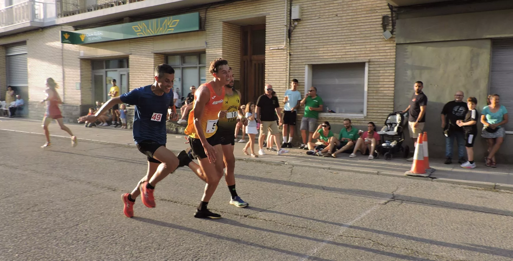 Bujaraloz 2025. Gabriel González imponiéndose a Abdelhak Sabhi y al local Iván Suelves
