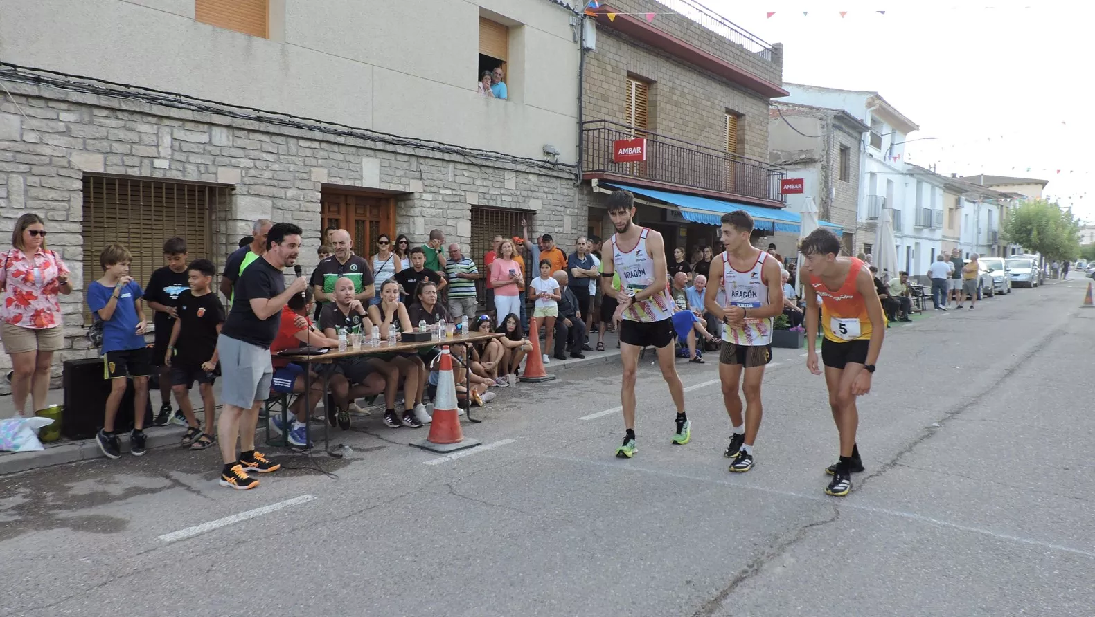 Bujaraloz 2025. Disputa de prima especial entre los marchadores internacionales Daniel Jimeno, Pablo Zárate y Gabriel Gonzále