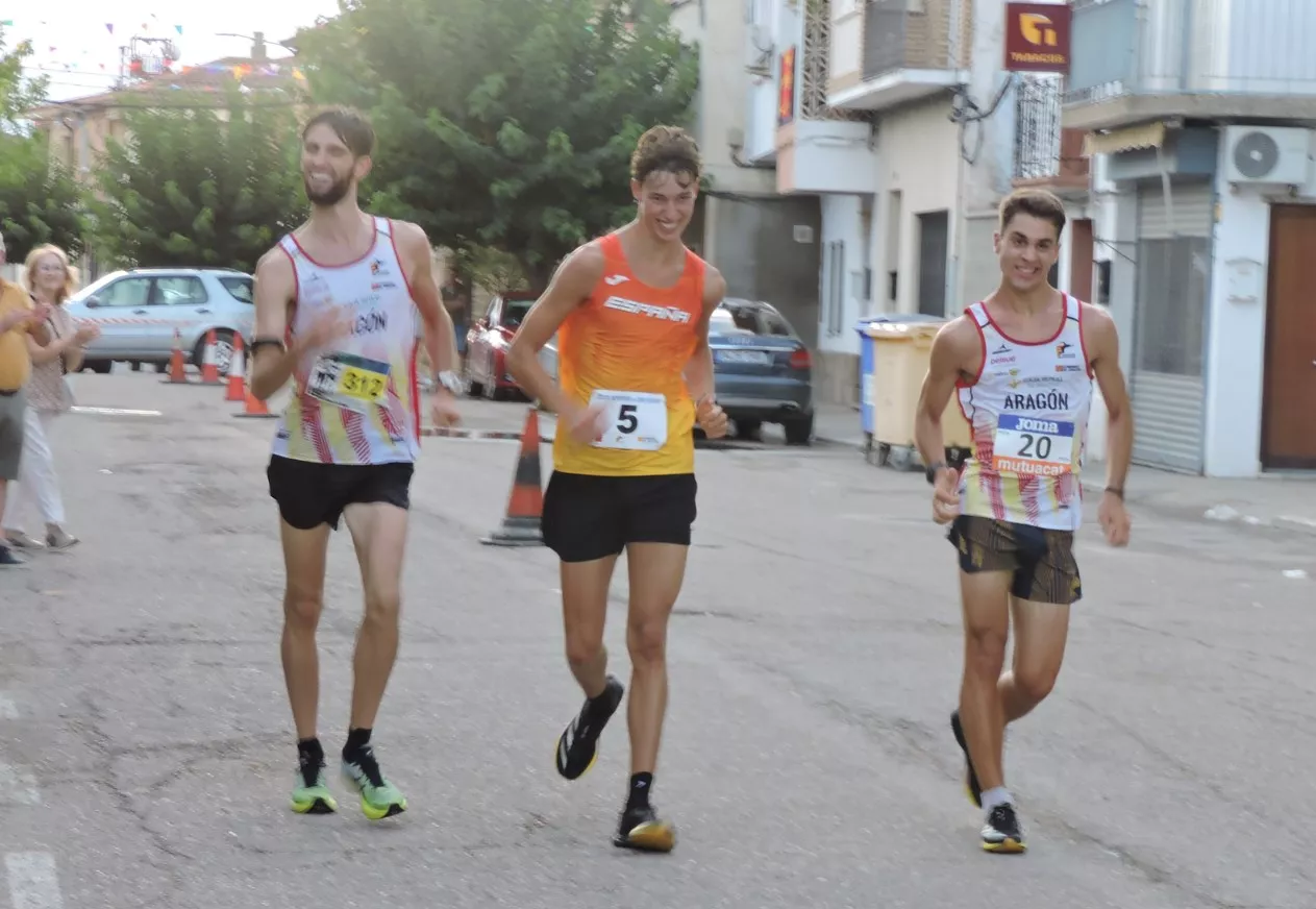 Bujaraloz 2025. Disputa de la prima marchando, gana Zárate, dorsal 20