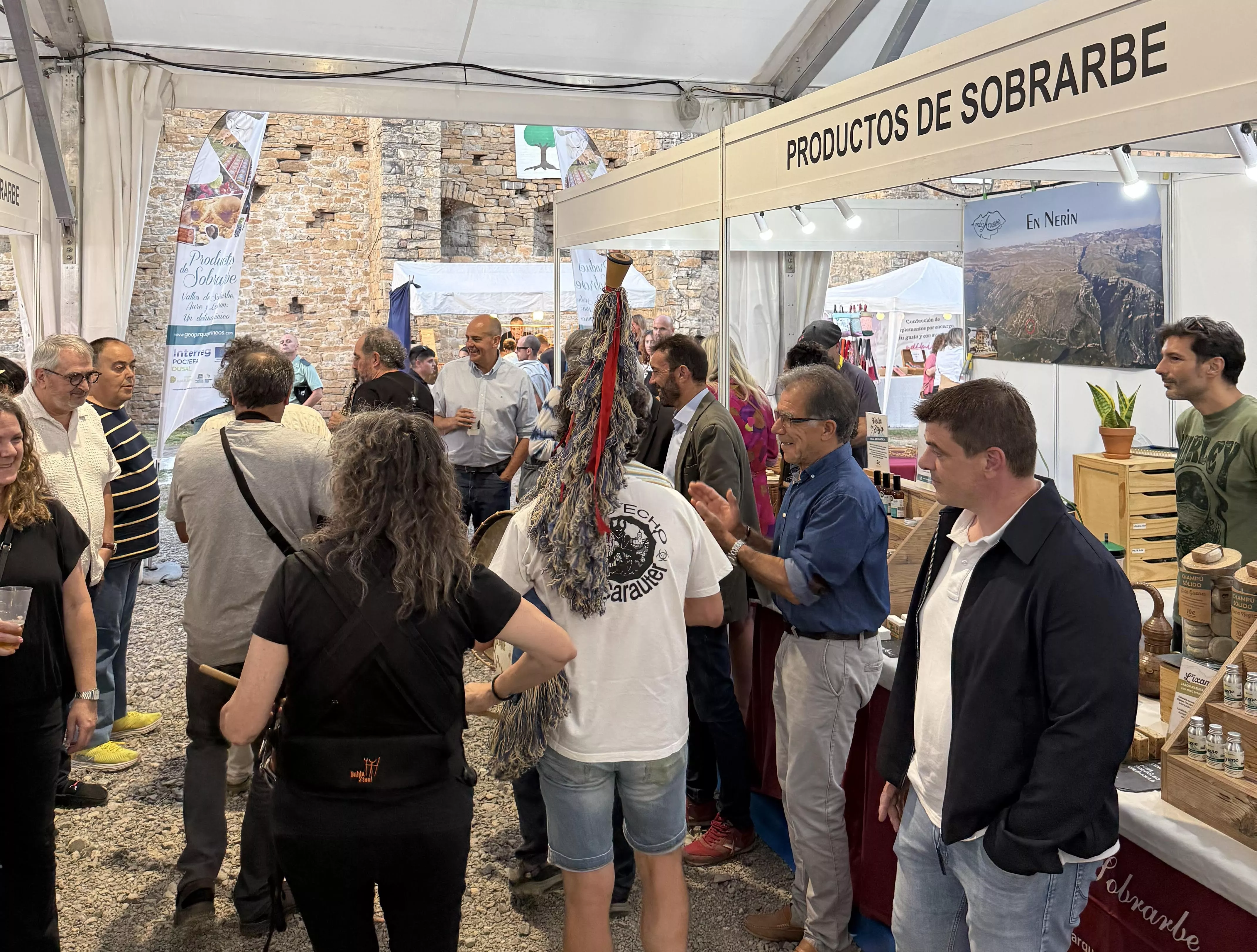 Autoridades visitan el pasillo de productores del Geoparque.