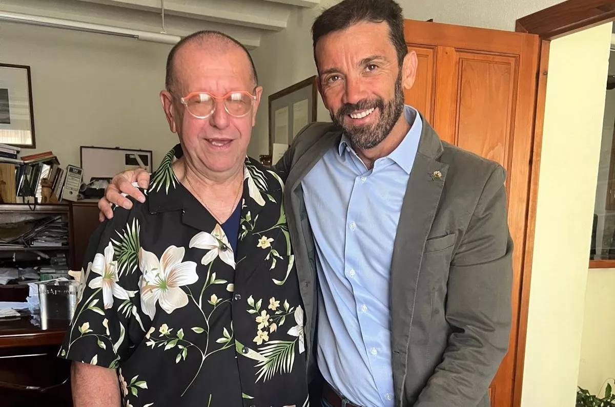 El alcalde de Ilhet entrega al alcalde de Aínsa un obsequio de mármol de su pueblo.