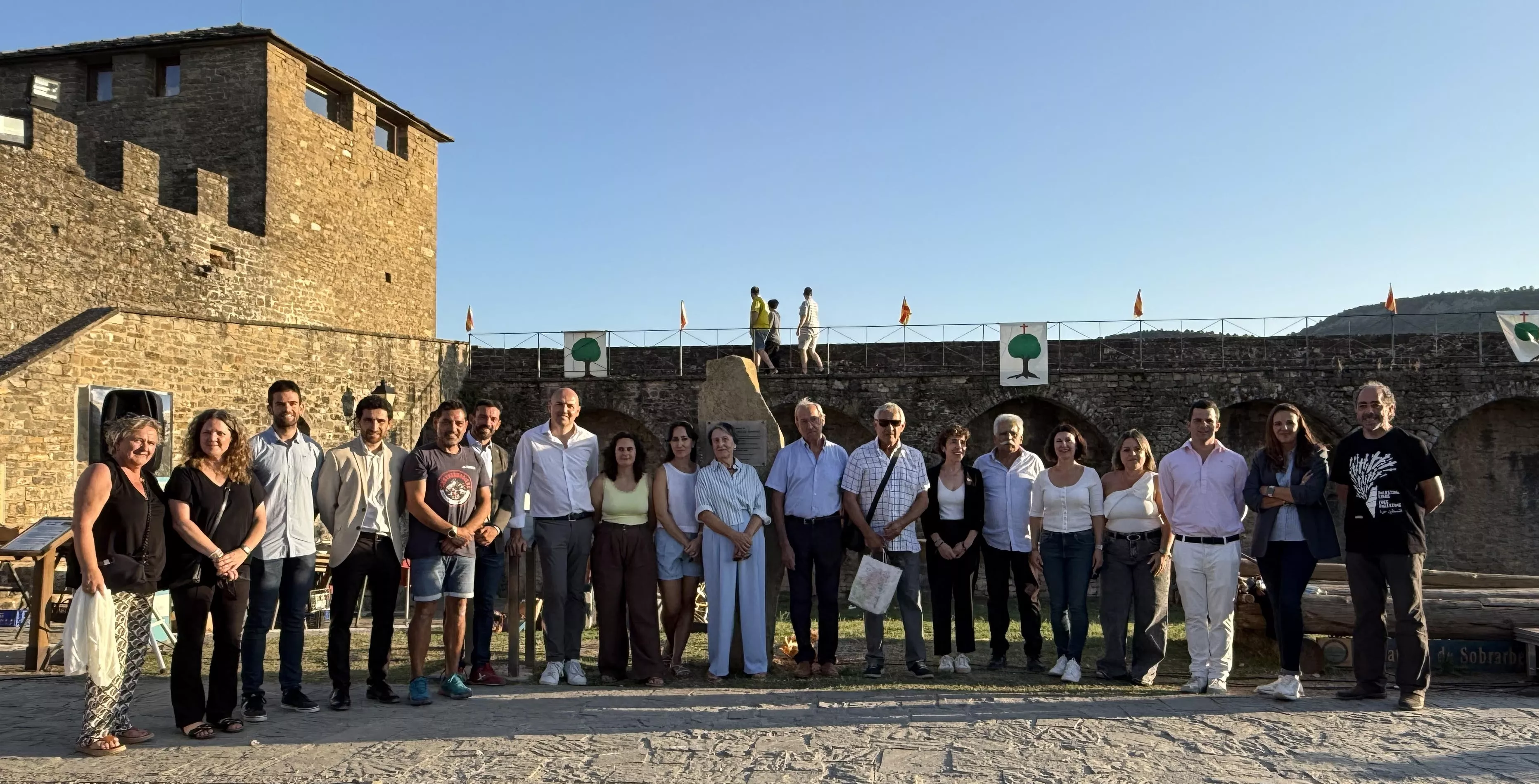 Foto de familia con el homenajeado José María Castillo.
