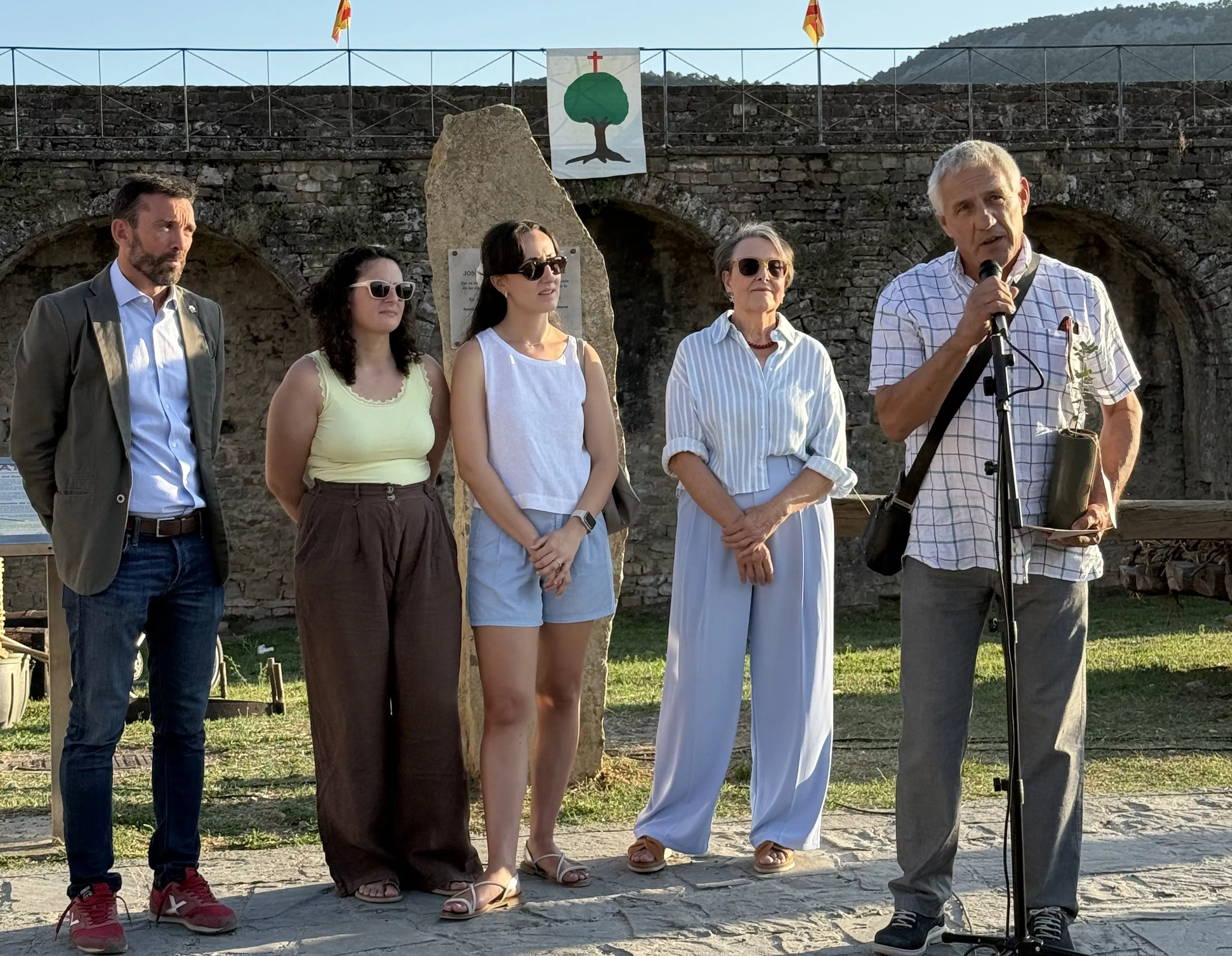 José María Castillo agradece el homenaje. Detrás, alcalde, hijas y viuda de José Antonio Murillo.