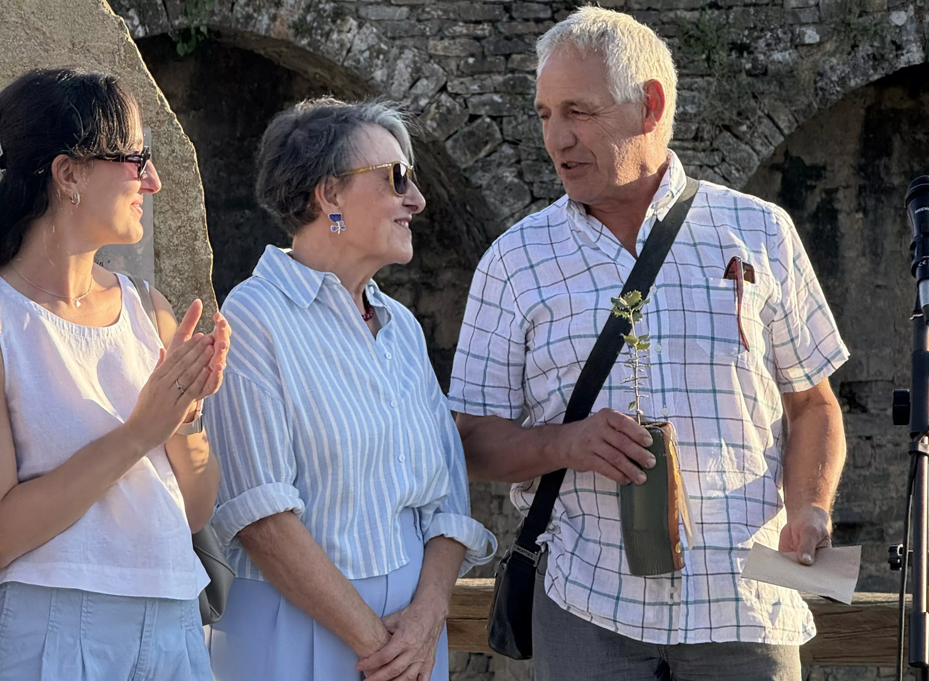José María Castillo hablando con Clara Cortés, viuda de José Antonio Murillo.