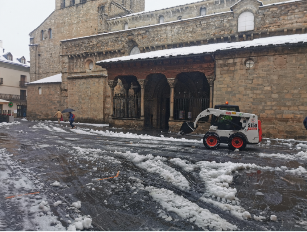 Jaca se prepara ante la previsión de fuertes nevadas