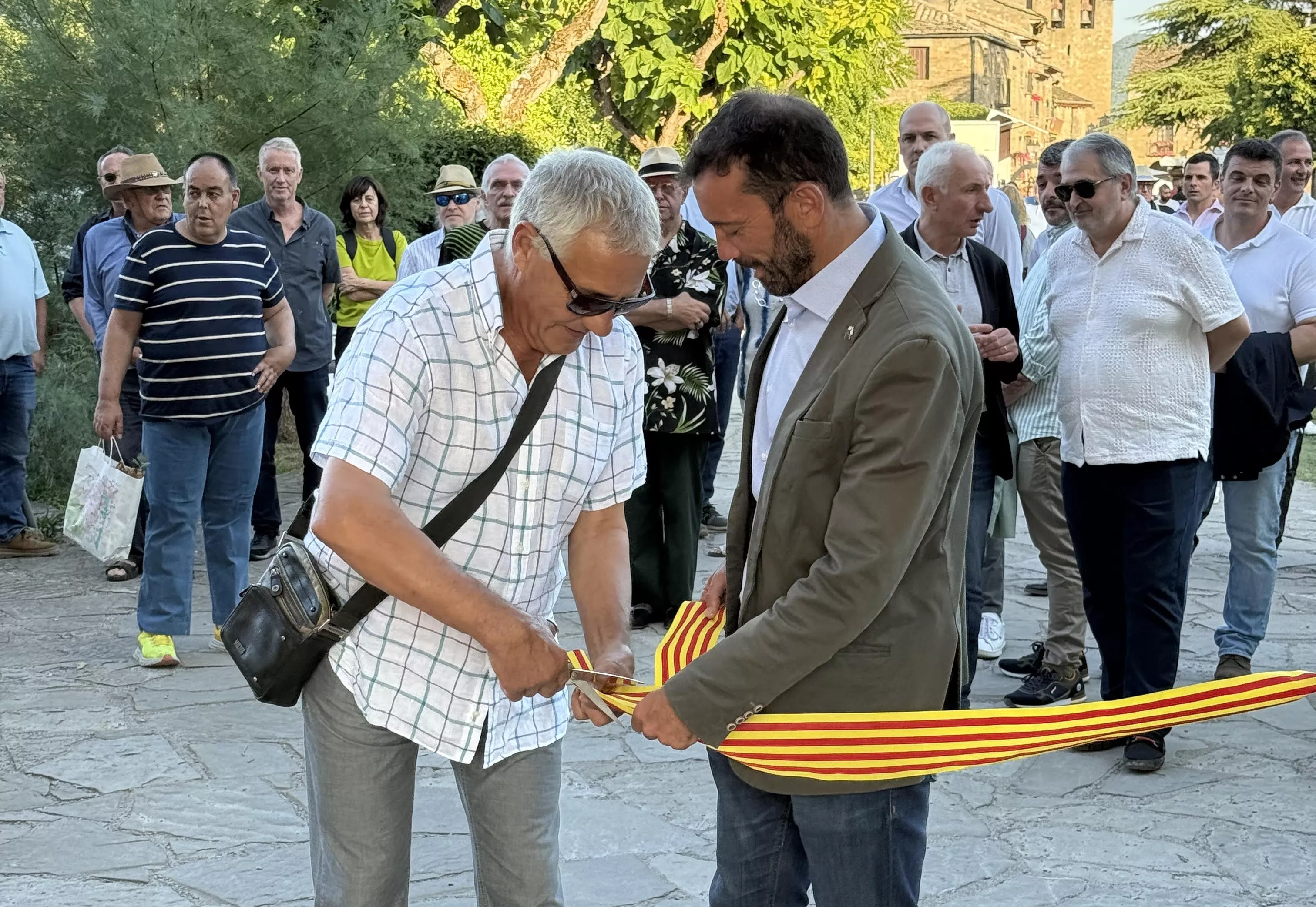 José María Castillo junto al alcalde Enrique Pueyo cortando la cinta de inauguración.