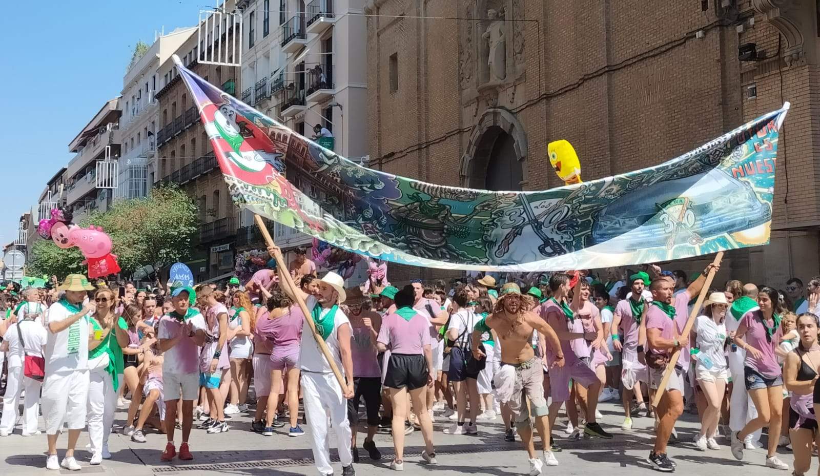   La cabalgata a su paso por el Coso Alto.