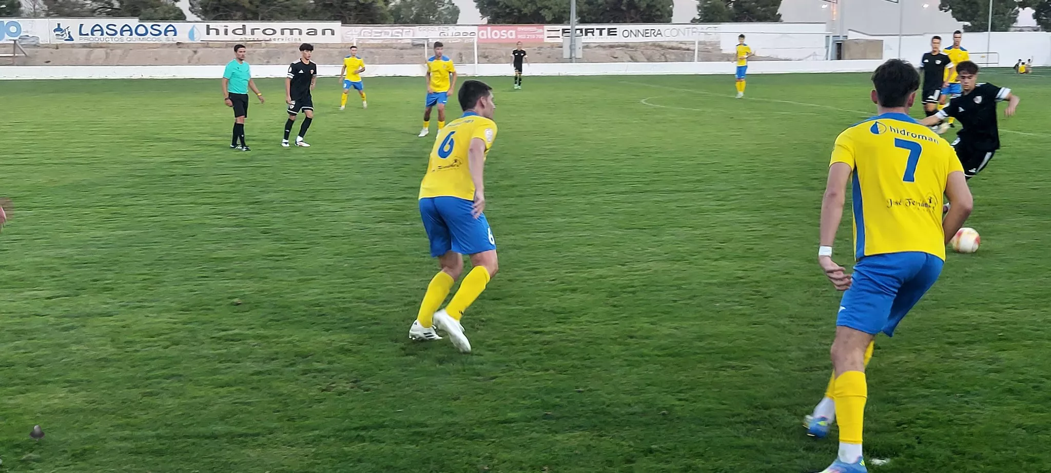 Imagen del partido de pretemporada entre el Almudévar y el Barbastro.