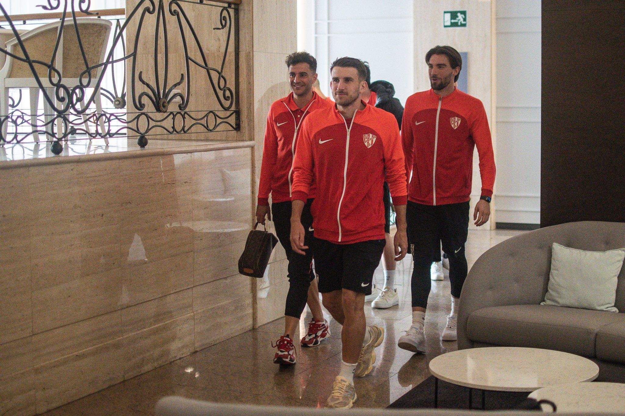 Villar, Gerard Valentín y San Román, jugadores de la SD Huesca.