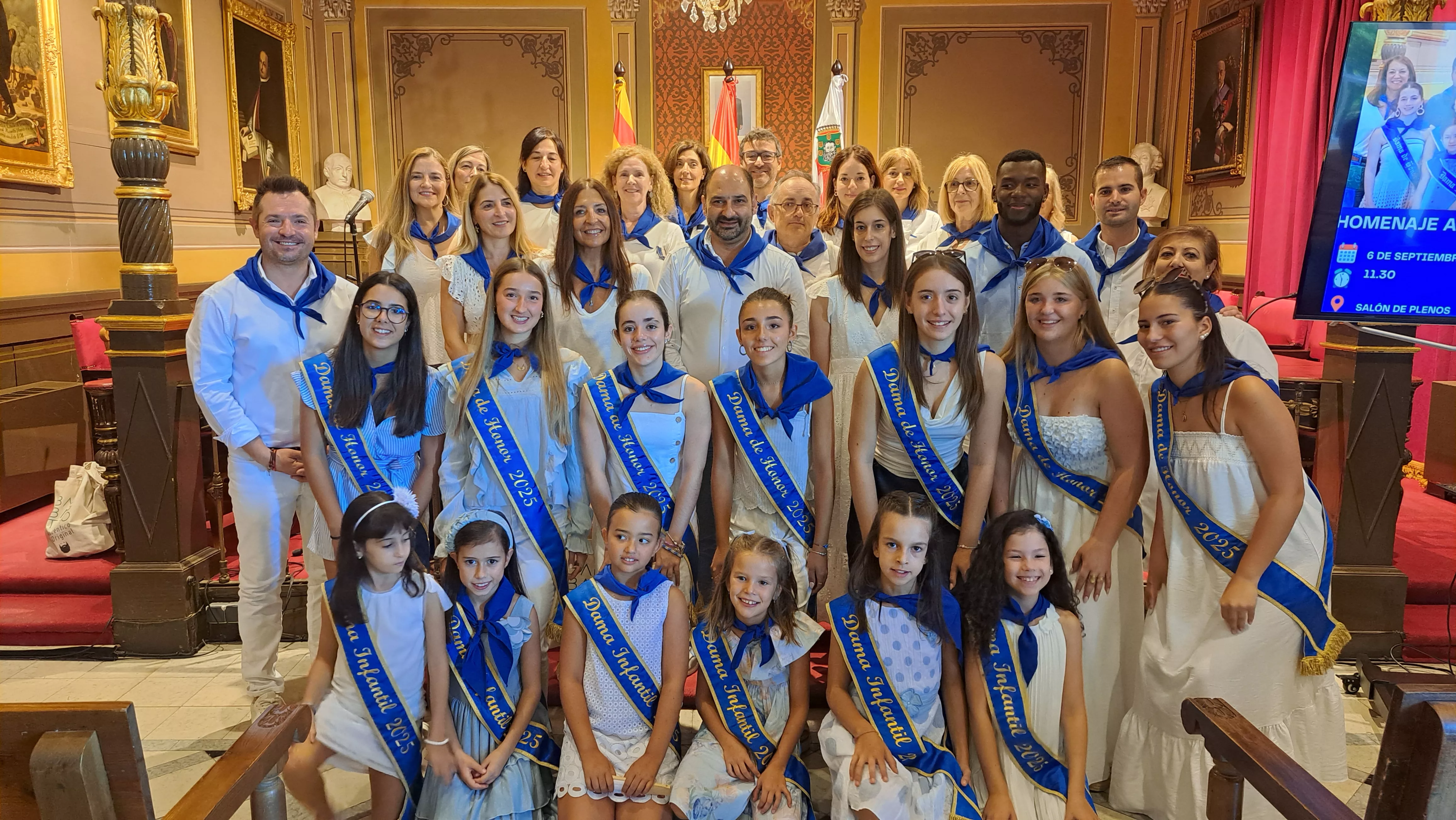 El alcalde y otros miembros del consistorio, con los 17 barbastrenses de la diáspora agasajados y las Damas Mayores e Infantiles