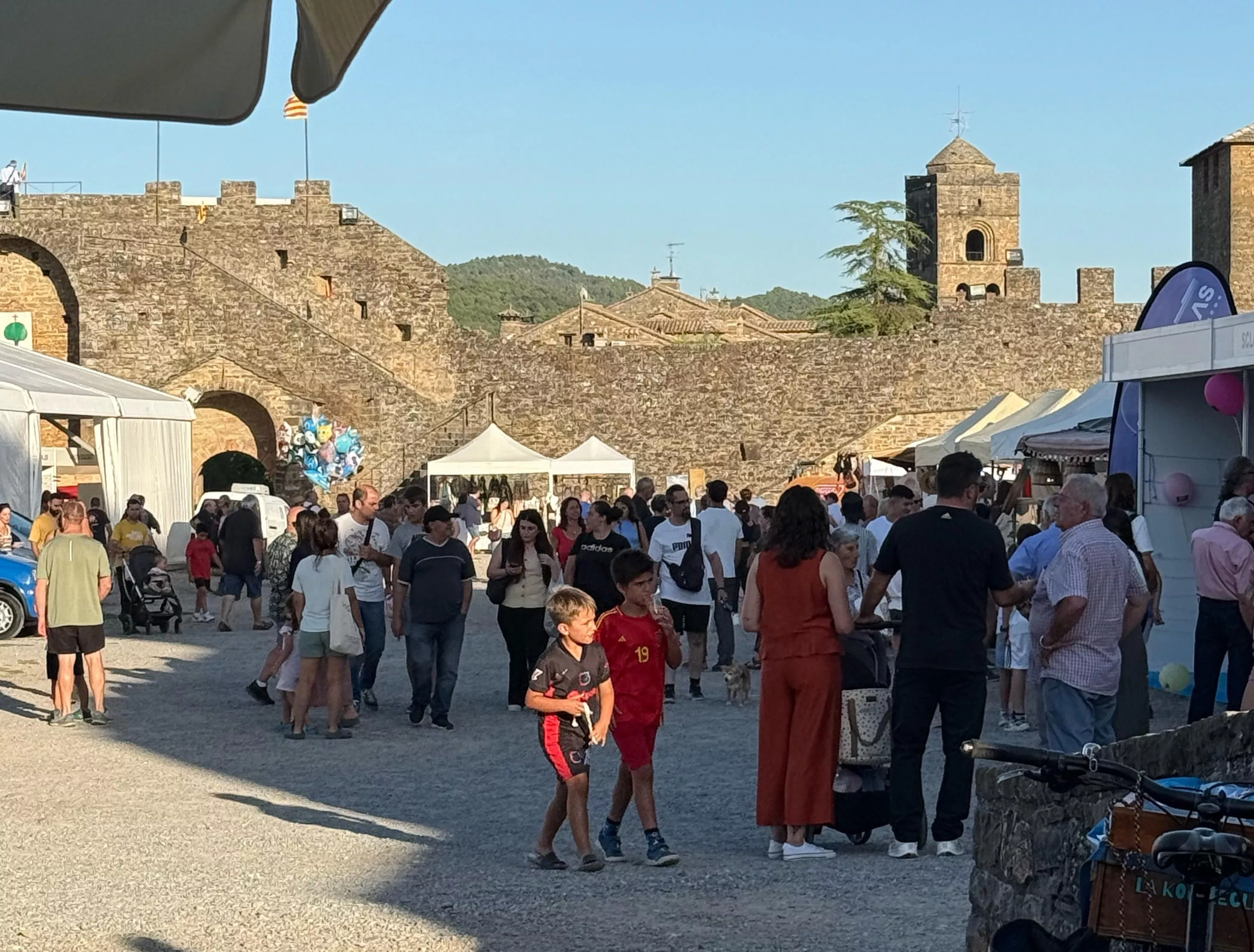 Ambiente en la explanada del Castillo de Aínsa en la Expoferia.