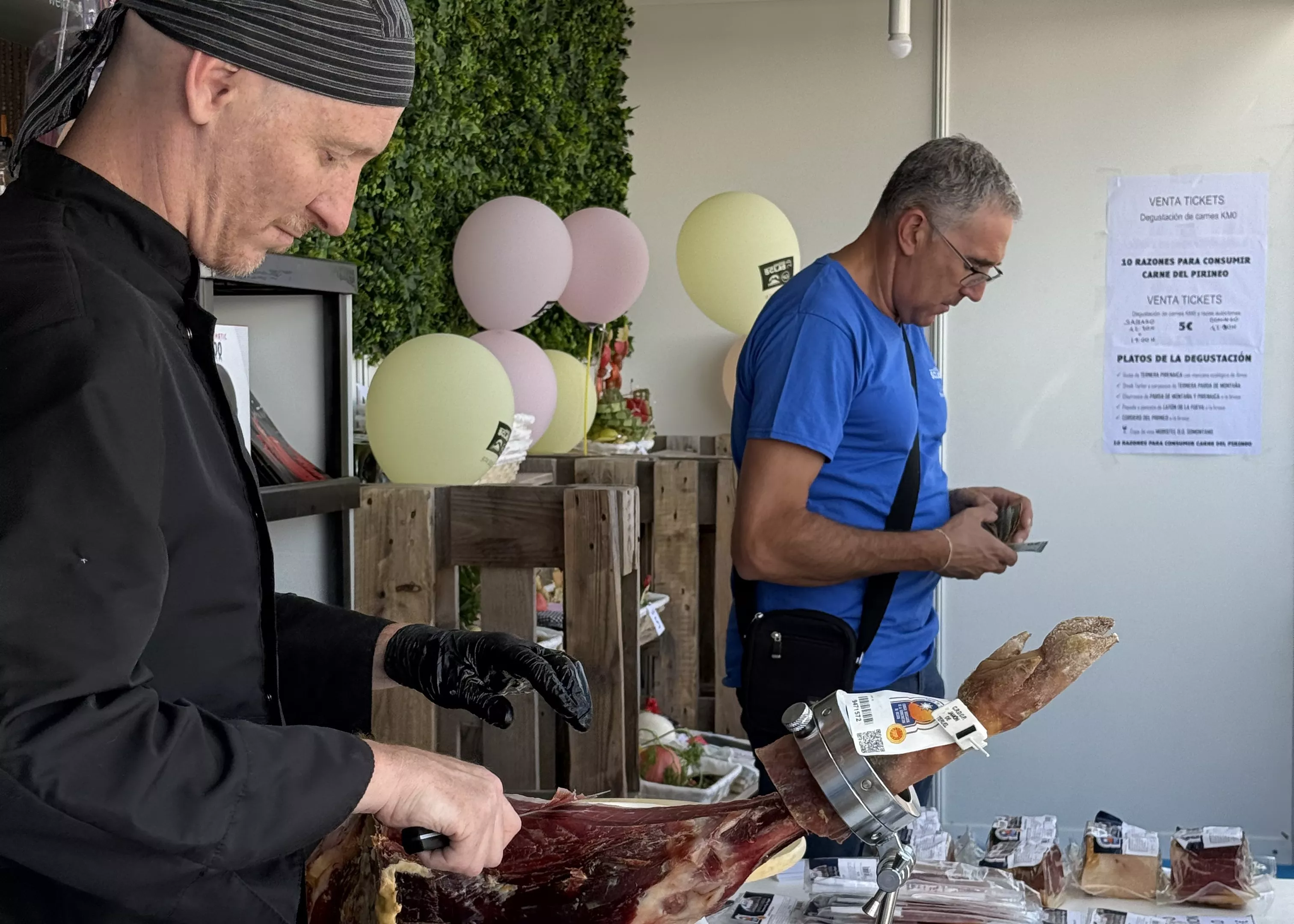 Demostración de corte de jamón y cata en el estand de la cooperativa.