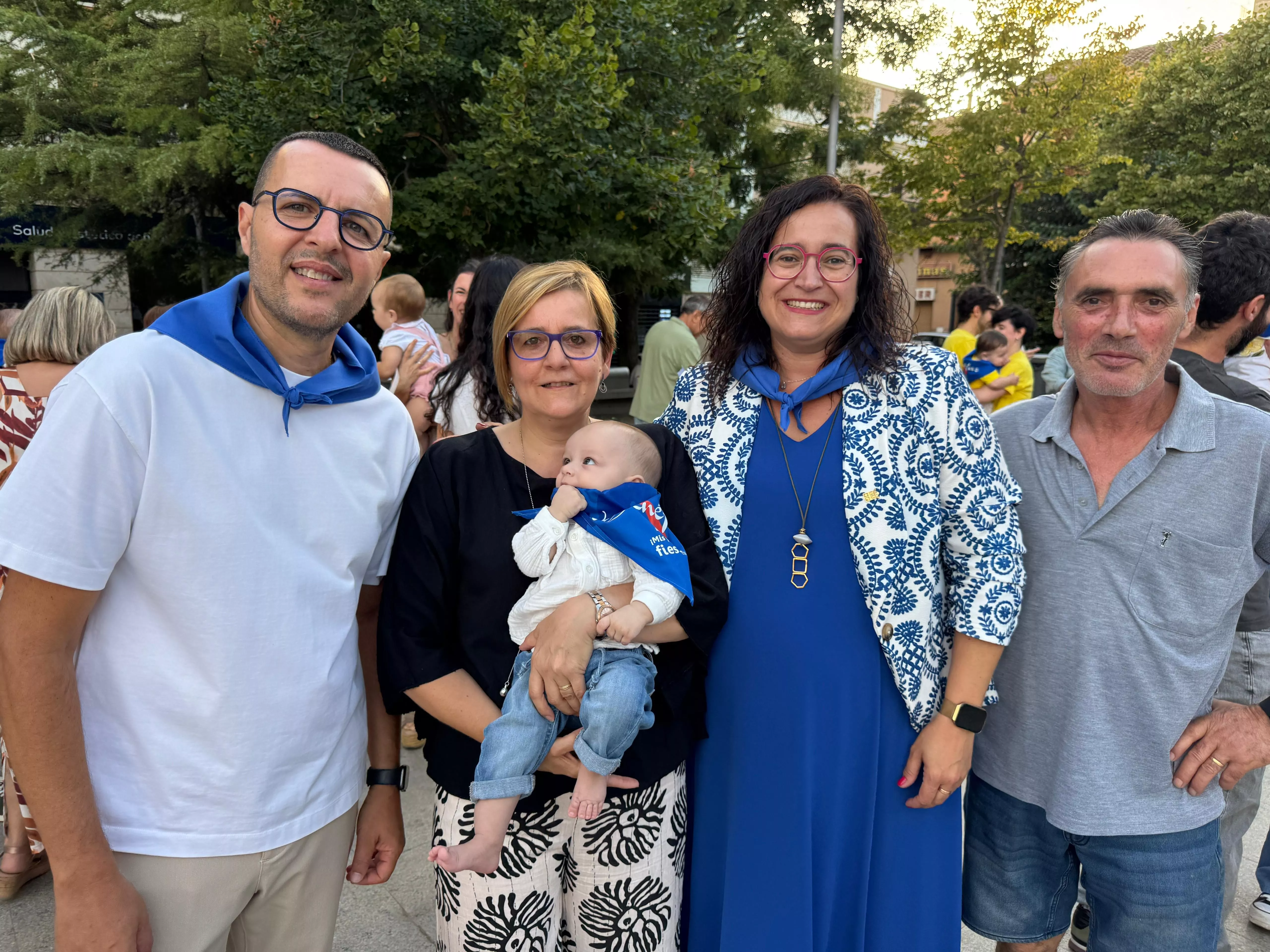  Imposición de pañoletas azules a los bebés en Mis Primeras Fiestas de Binéfar