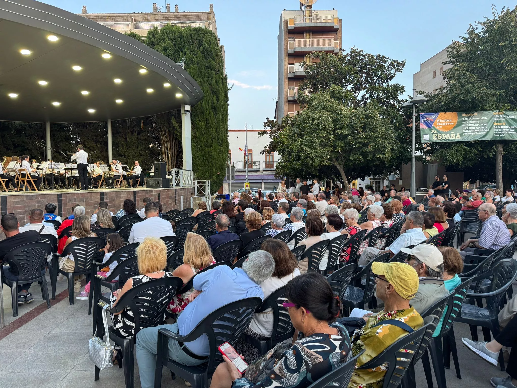  Imposición de pañoletas azules a los bebés en Mis Primeras Fiestas de Binéfar