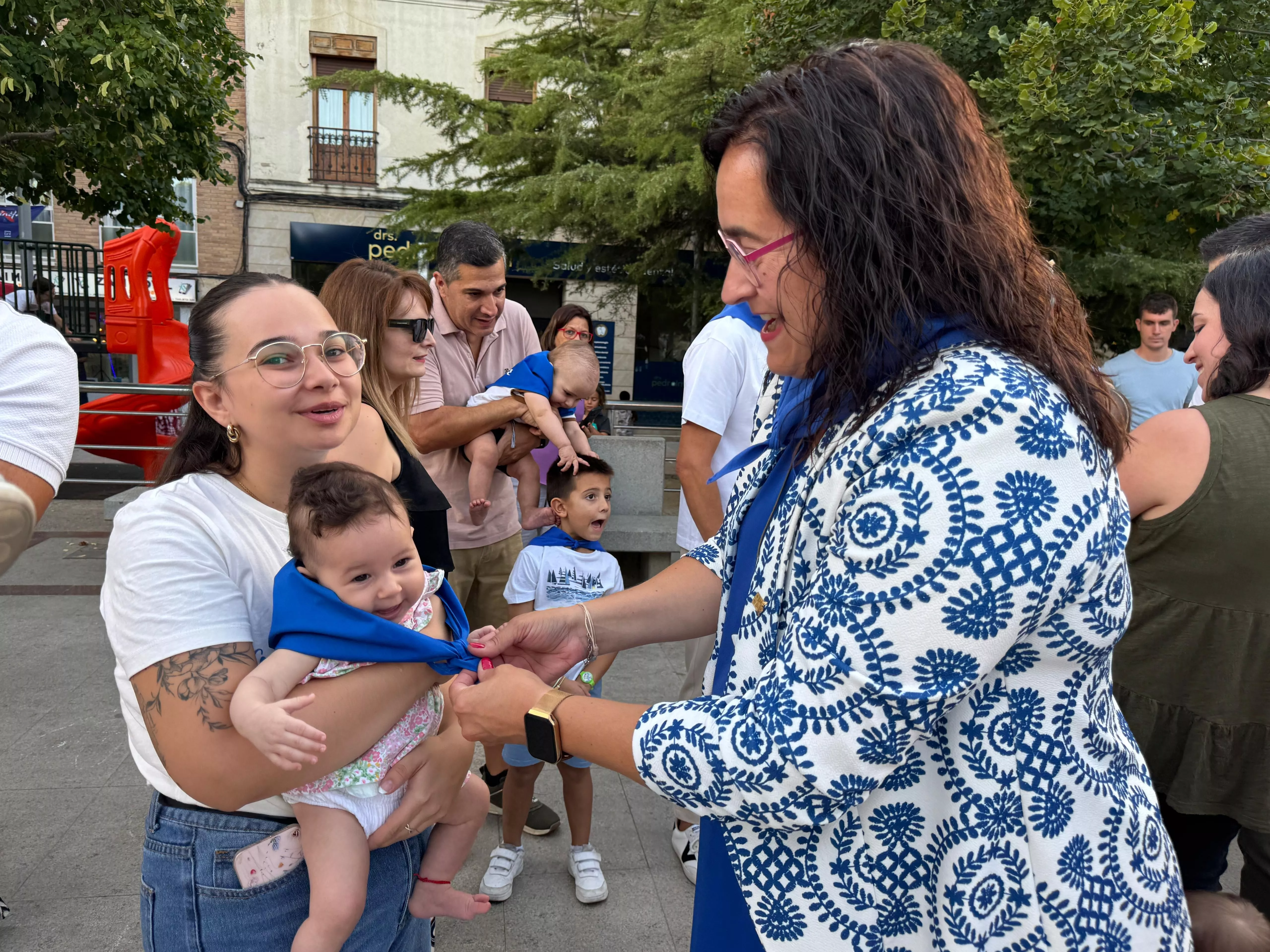  Imposición de pañoletas azules a los bebés en Mis Primeras Fiestas de Binéfar