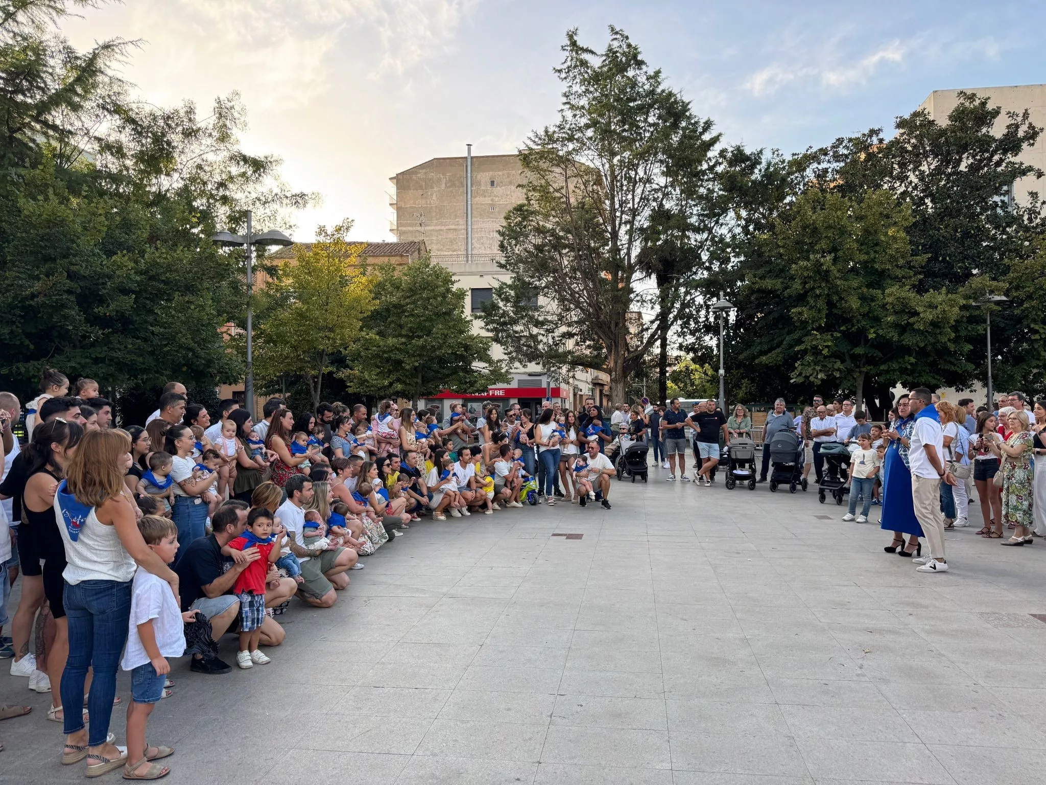  Imposición de pañoletas azules a los bebés en Mis Primeras Fiestas de Binéfar