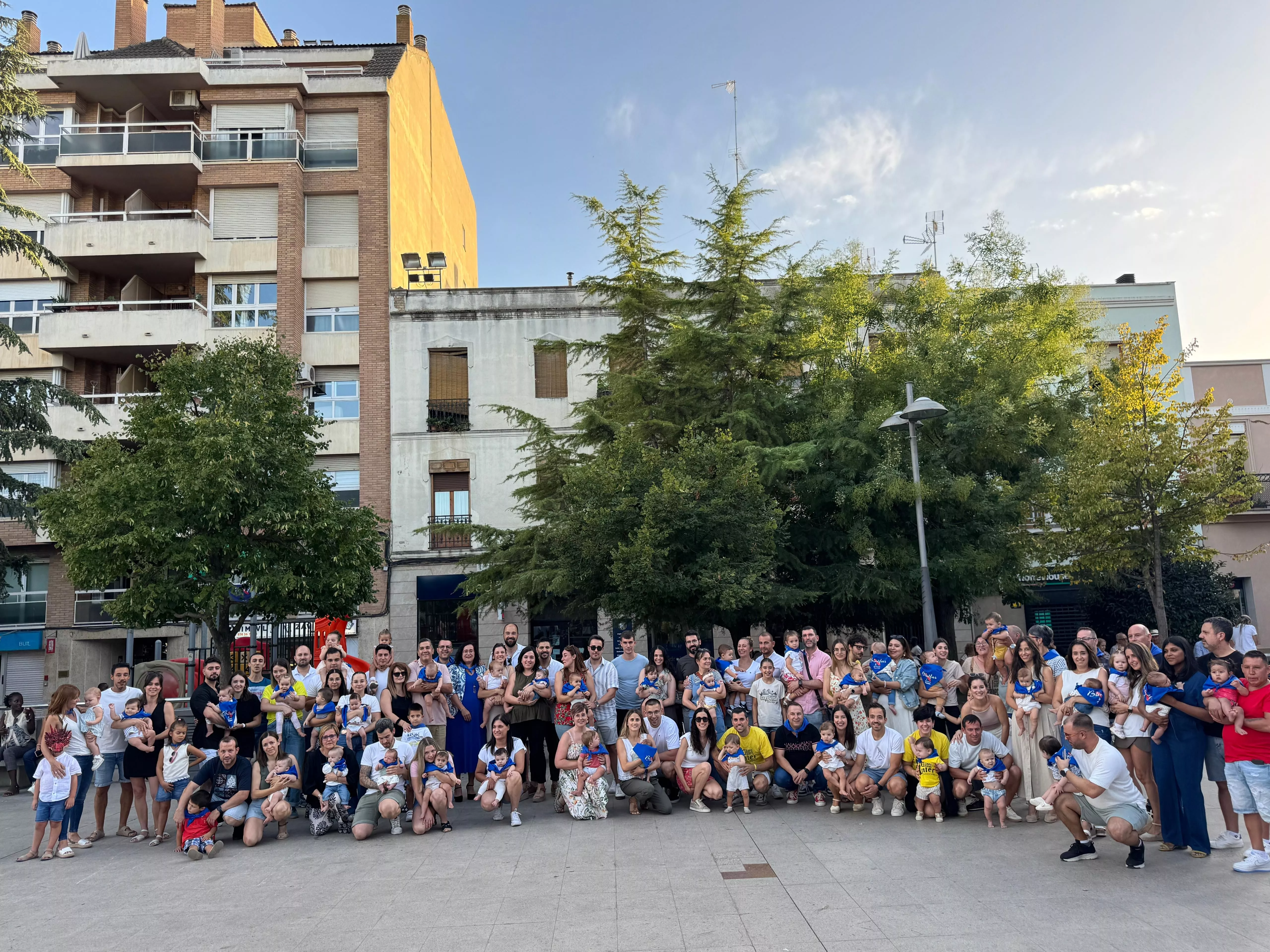 Imposición de pañoletas azules a los bebés en Mis Primeras Fiestas de Binéfar