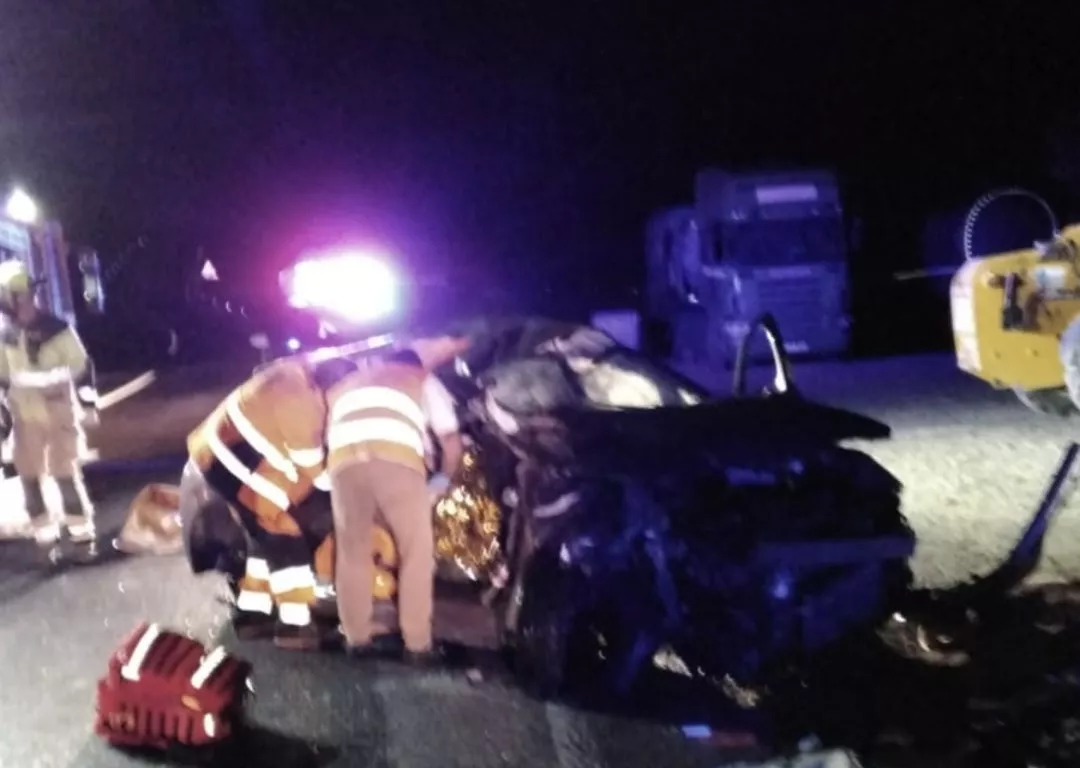 Bomberos de la DPH trabajan auxiliando a los implicados en el accidente. Bomberos de la DPH trabajan auxiliando a los implicados en el accidente.