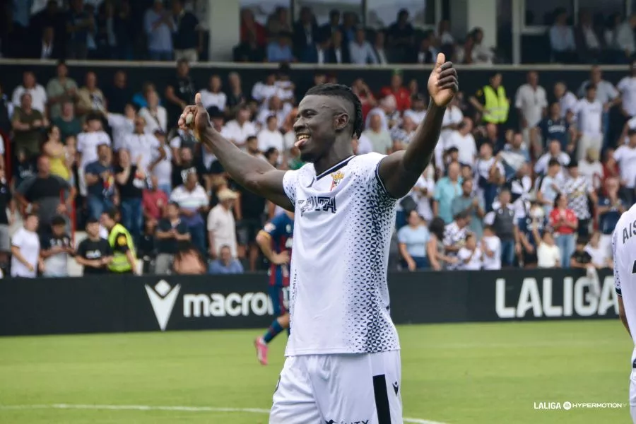 Samuel Obeng celebra el gol de la victoria ceutí