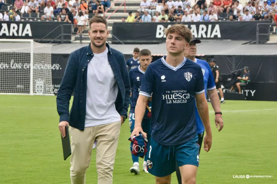 Guilló, junto a Manu Rico antes del partido del Huesca ante el Ceuta. Foto: LaLiga
