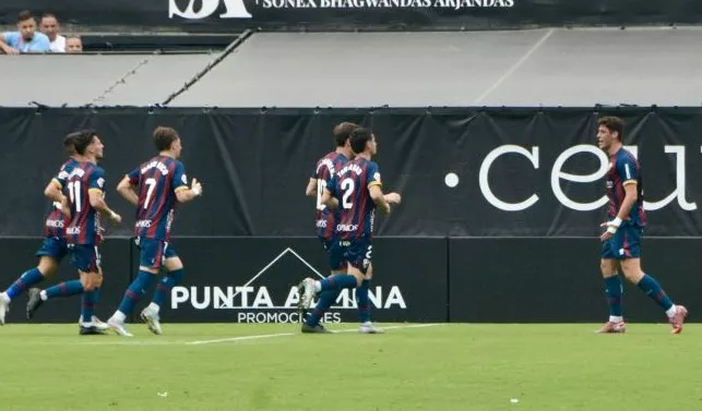 La SD Huesa celebra el gol de Enol