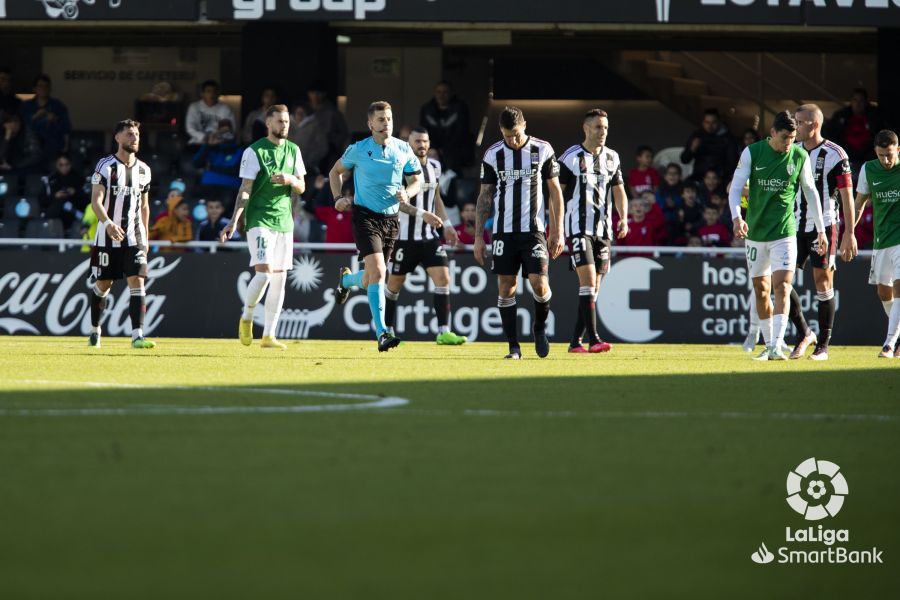 Ávalos Barrera va a consultar al VAR el penalti que no ha sido de Carlos Sánchez. El Huesca suma un punto en Cartagena (0-0). Foto: LaLiga