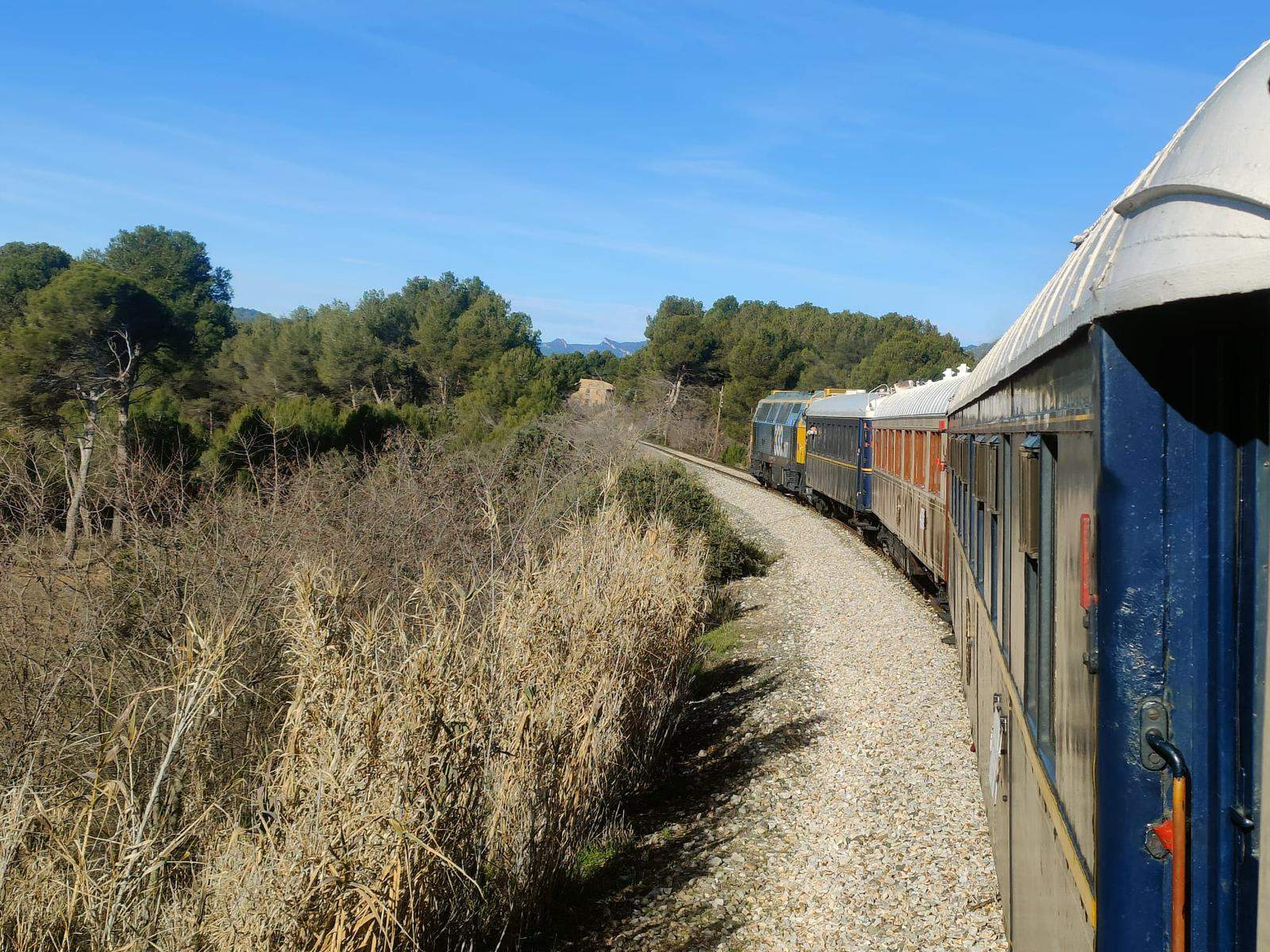 Imagen del recorrido del tren por la línea del Canfranc. Imagen del recorrido del tren por la línea del Canfranc.