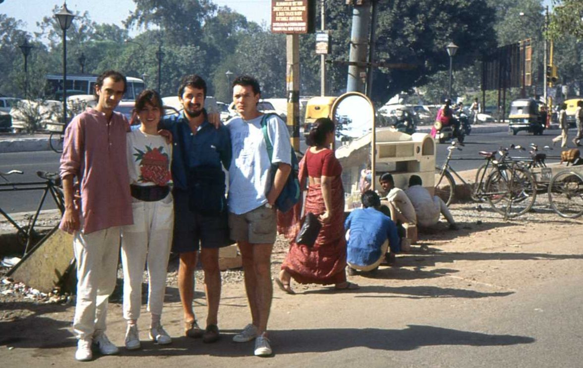 Con unos amigos en Nueva Delhi. Comer en la India es una gran experiencia