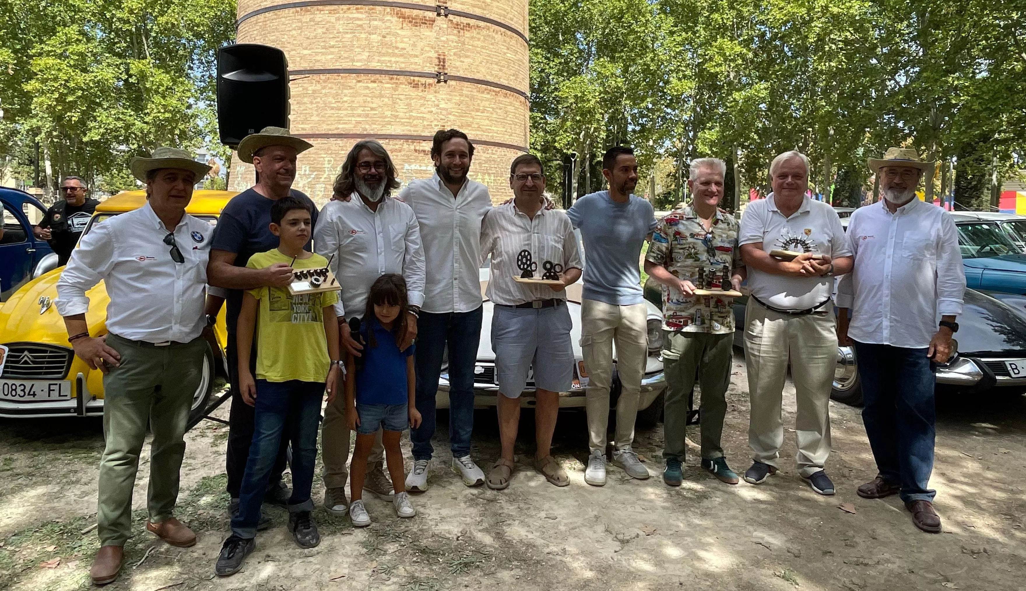 El alcalde de Monzón, con representantes de la organización de la Concentración de Vehículos Clásicos Ciudad de Monzón