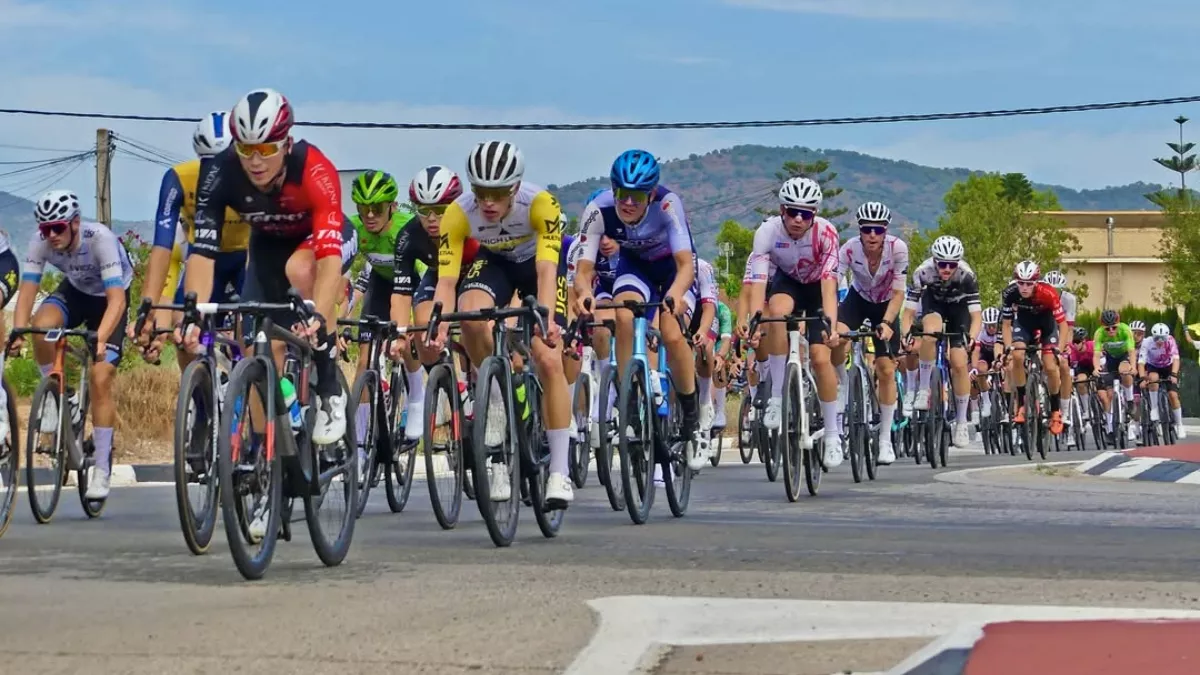 Joel Morales, rodando en el pelotón durante la Volta València. Foto dfotoenfoto